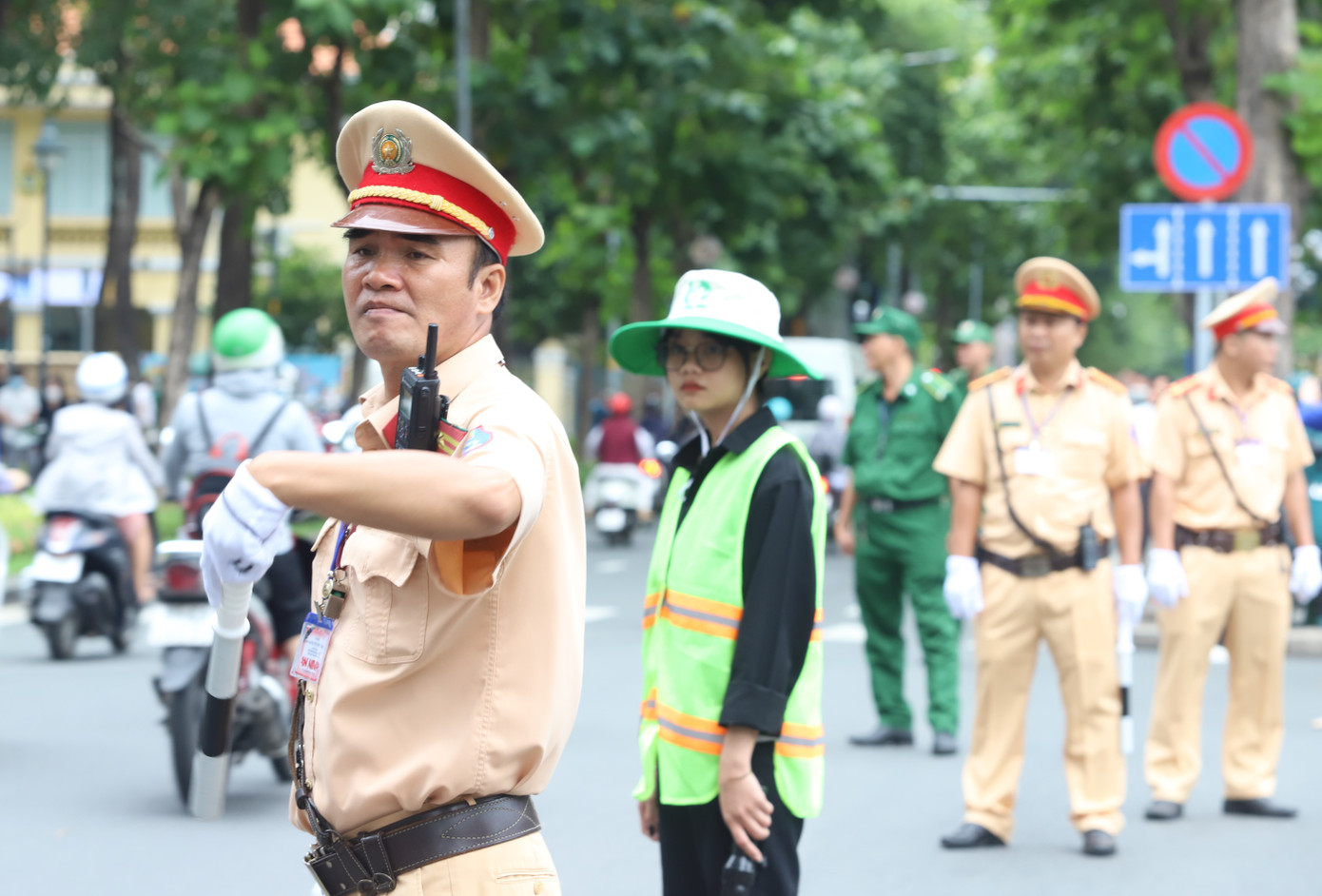Trong hai ngày diễn ra Quốc tang Tổng Bí thư Nguyễn Phú Trọng (25 và 26/7), rất nhiều bạn trẻ TPHCM đã tham gia hoạt động hỗ trợ công tác đảm bảo an ninh trật tự tại các điểm tổ chức Lễ viếng Tổng Bí thư.