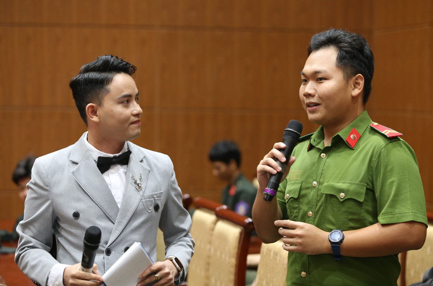 Chiến sĩ trẻ bày tỏ cảm xúc tại chương trình. Ảnh: Ngô Tùng