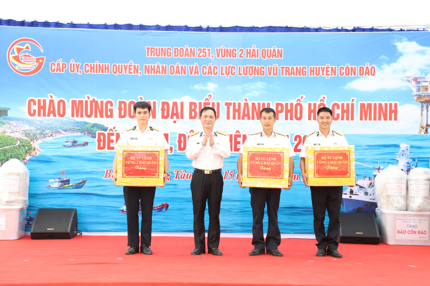 Cùng với đó, đoàn công tác cũng gửi tặng những trang bị, phần quà thiết thực đến cán bộ, chiến sĩ và các lực lượng đang đóng quân, làm nhiệm vụ trên đảo Côn Đảo.