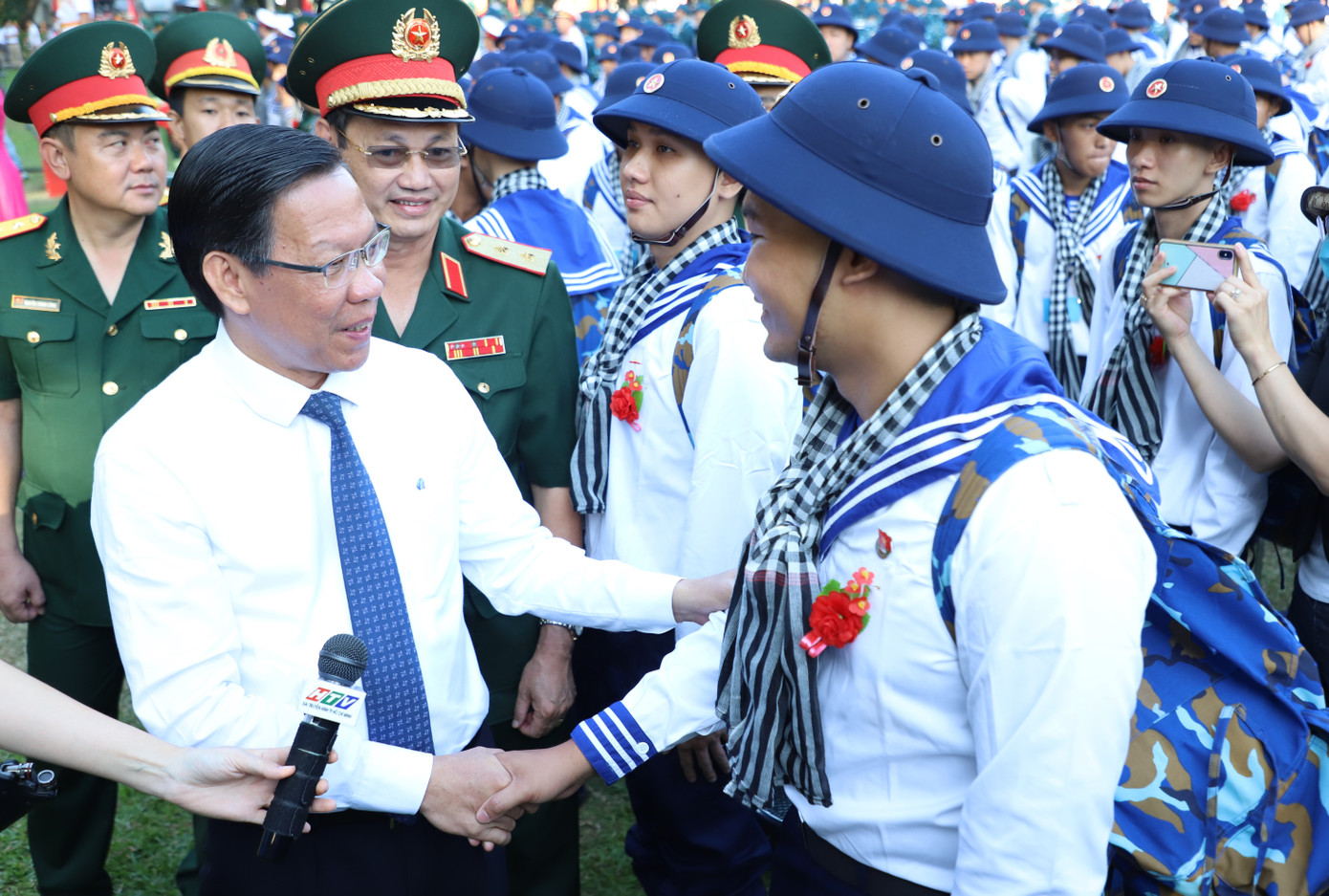 Chủ tịch UBND TPHCM Phan Văn Mãi cùng lãnh đạo Bộ Tư lệnh TPHCM hỏi thăm, động viên các tân binh về đơn vị huấn luyện. Chủ tịch UBND TPHCM Phan Văn Mãi cùng lãnh đạo Bộ Tư lệnh TPHCM hỏi thăm, động viên các tân binh về đơn vị huấn luyện.