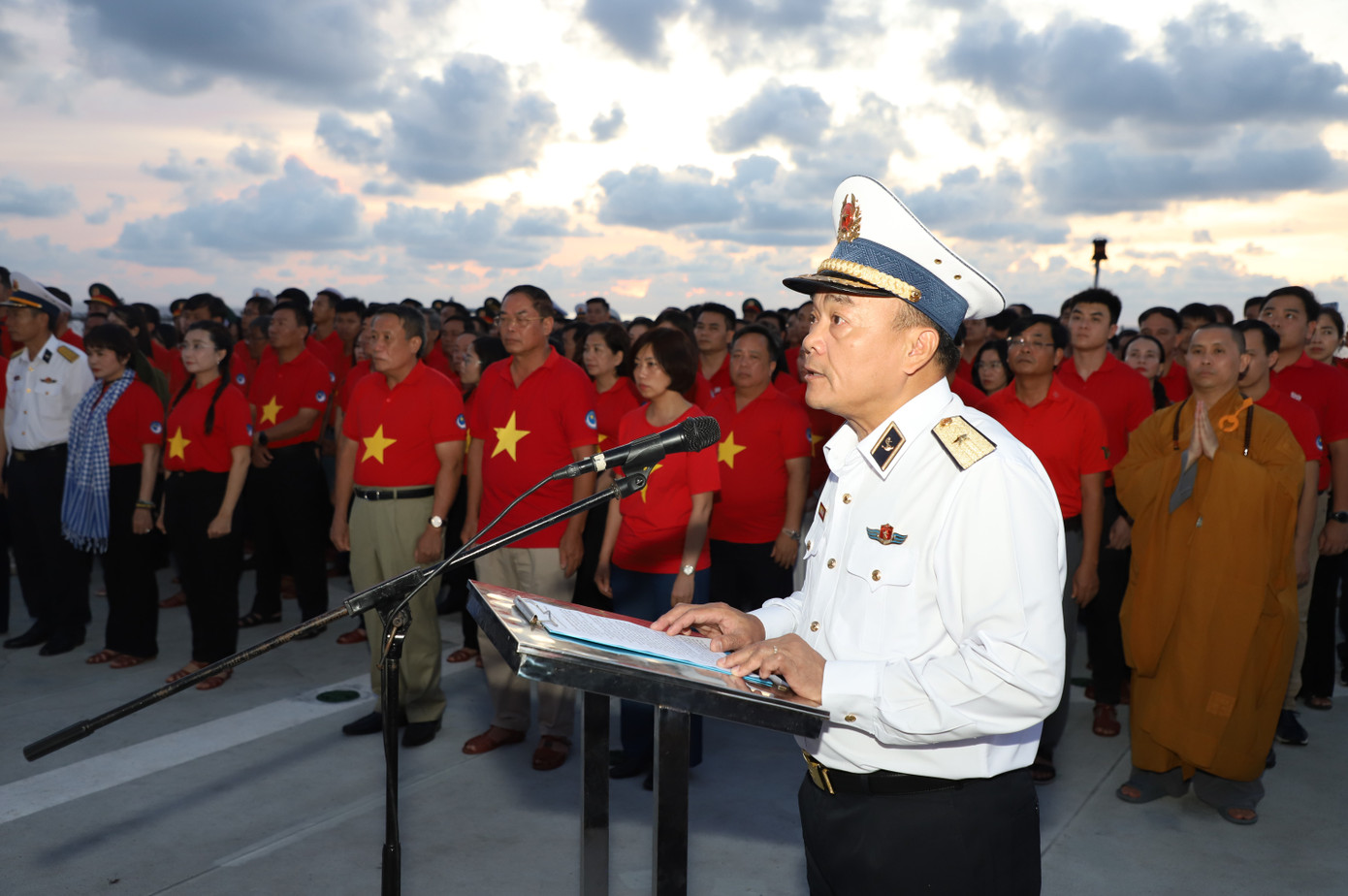 Chuẩn Đô đốc Phạm Văn Quang nhắc lại sự hy sinh anh dũng của 64 cán bộ, chiến sĩ Gạc Ma anh hùng tại buổi tưởng niệm. Ảnh: Ngô Tùng