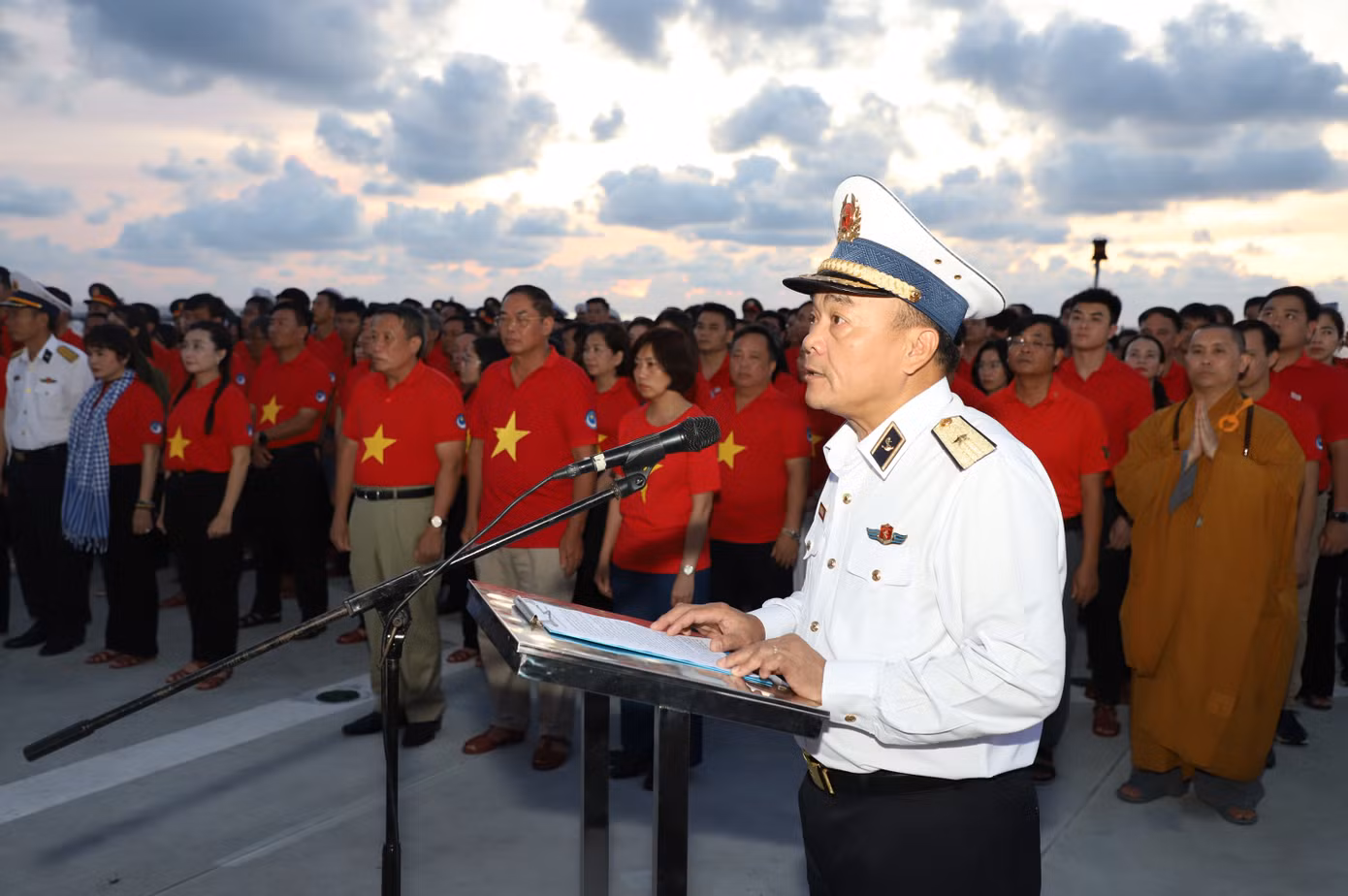 Chuẩn Đô đốc Phạm Văn Quang nhắc lại sự hy sinh anh dũng của 64 cán bộ, chiến sĩ Gạc Ma anh hùng tại buổi tưởng niệm. Ảnh: Ngô Tùng