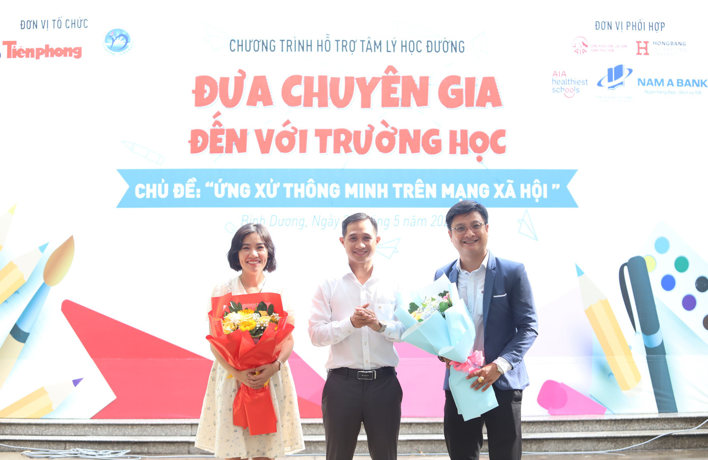 Đại diện báo Tiền Phong tặng hoa cám ơn các diễn giả tham gia buổi chia sẻ. Đại diện báo Tiền Phong tặng hoa cám ơn các diễn giả tham gia buổi chia sẻ.