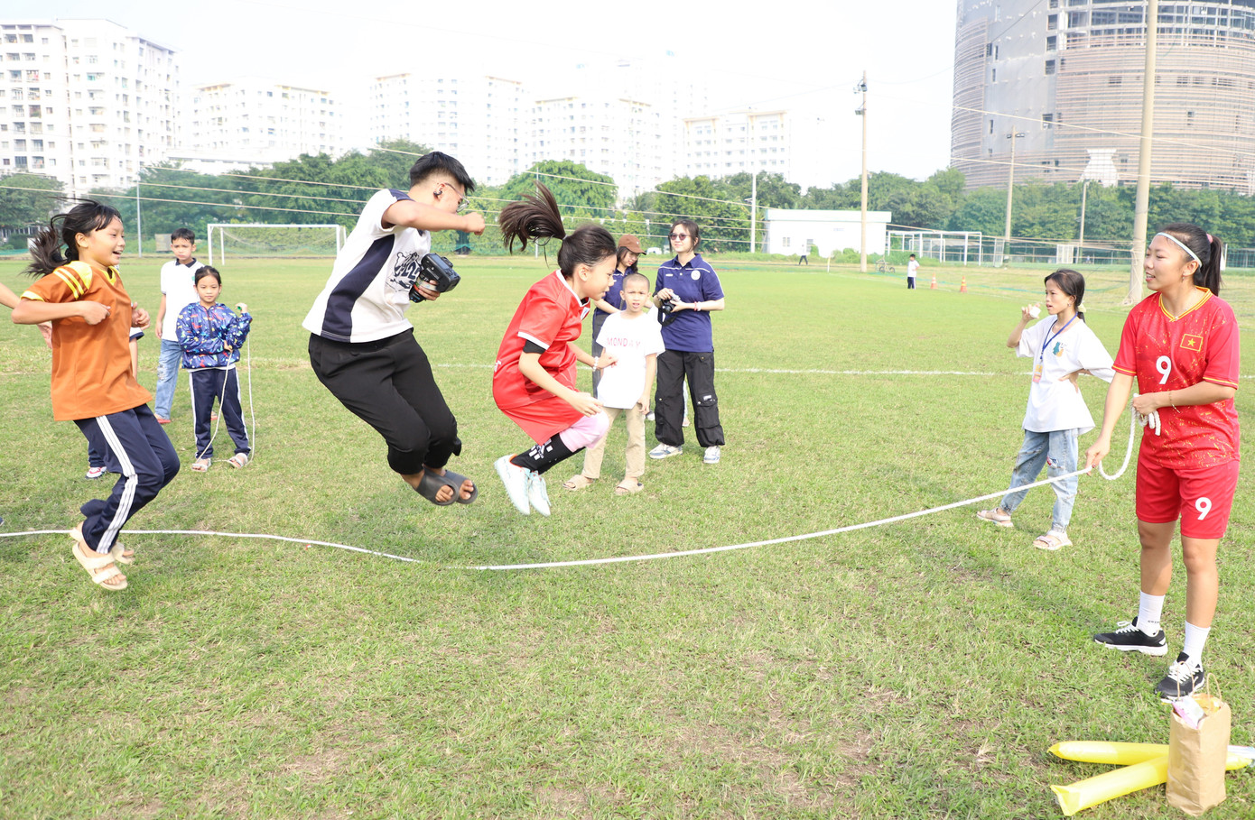 Đến dự ngày hội, cầu thủ Huỳnh Như – Đội trưởng đội tuyển nữ bóng đá Việt Nam bày tỏ vinh dự, vui mừng khi làm đại sứ dự án ý nghĩa “Thể thao vì ngày mai”. Nữ tuyển thủ bày tỏ đây đồng thời là trách nhiệm và cũng là cơ hội để đóng góp một phần công sức đối với cộng đồng, lan tỏa tình yêu và niềm tin rằng thể thao có thể thay đổi cuộc sống theo hướng tốt đẹp hơn và mang đến niềm vui cho tất cả mọi người dù trong bất kỳ hoàn cảnh nào.