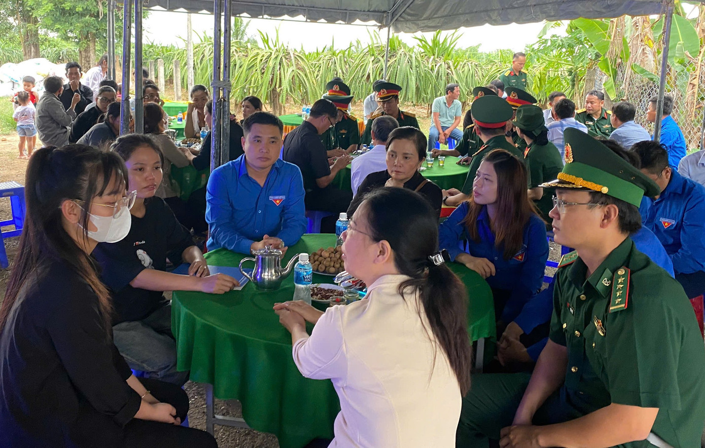 Đại diện Tỉnh Đoàn Bình Thuận đến thăm hỏi, chia buồn, động viên gia đình có chiến sĩ hy sinh trong diễn tập vừa qua. Đại diện Tỉnh Đoàn Bình Thuận đến thăm hỏi, chia buồn, động viên gia đình có chiến sĩ hy sinh trong diễn tập vừa qua.