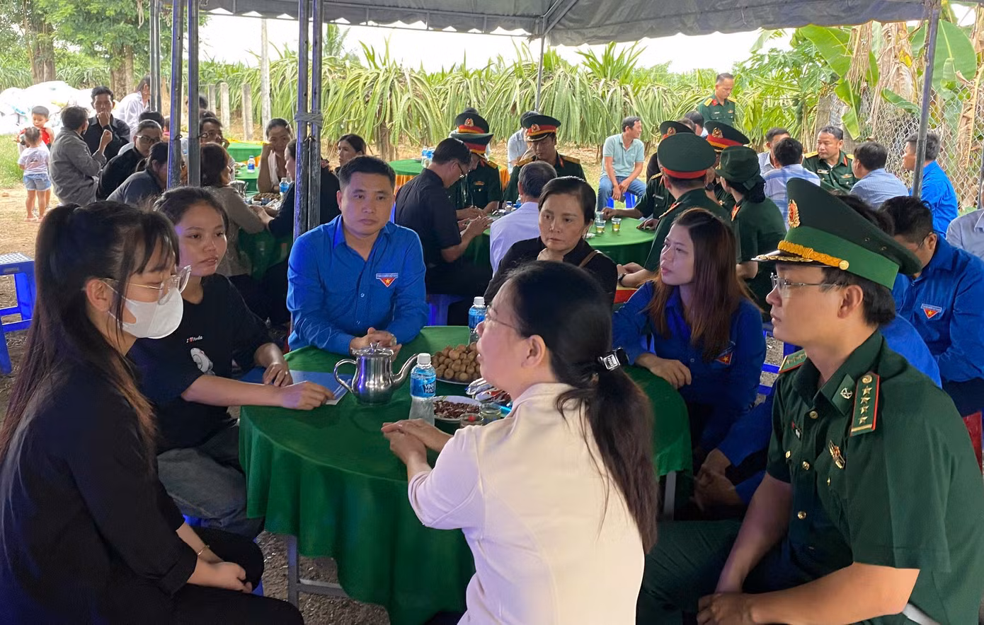 Đại diện Tỉnh Đoàn Bình Thuận đến thăm hỏi, chia buồn, động viên gia đình có chiến sĩ hy sinh trong diễn tập vừa qua.
