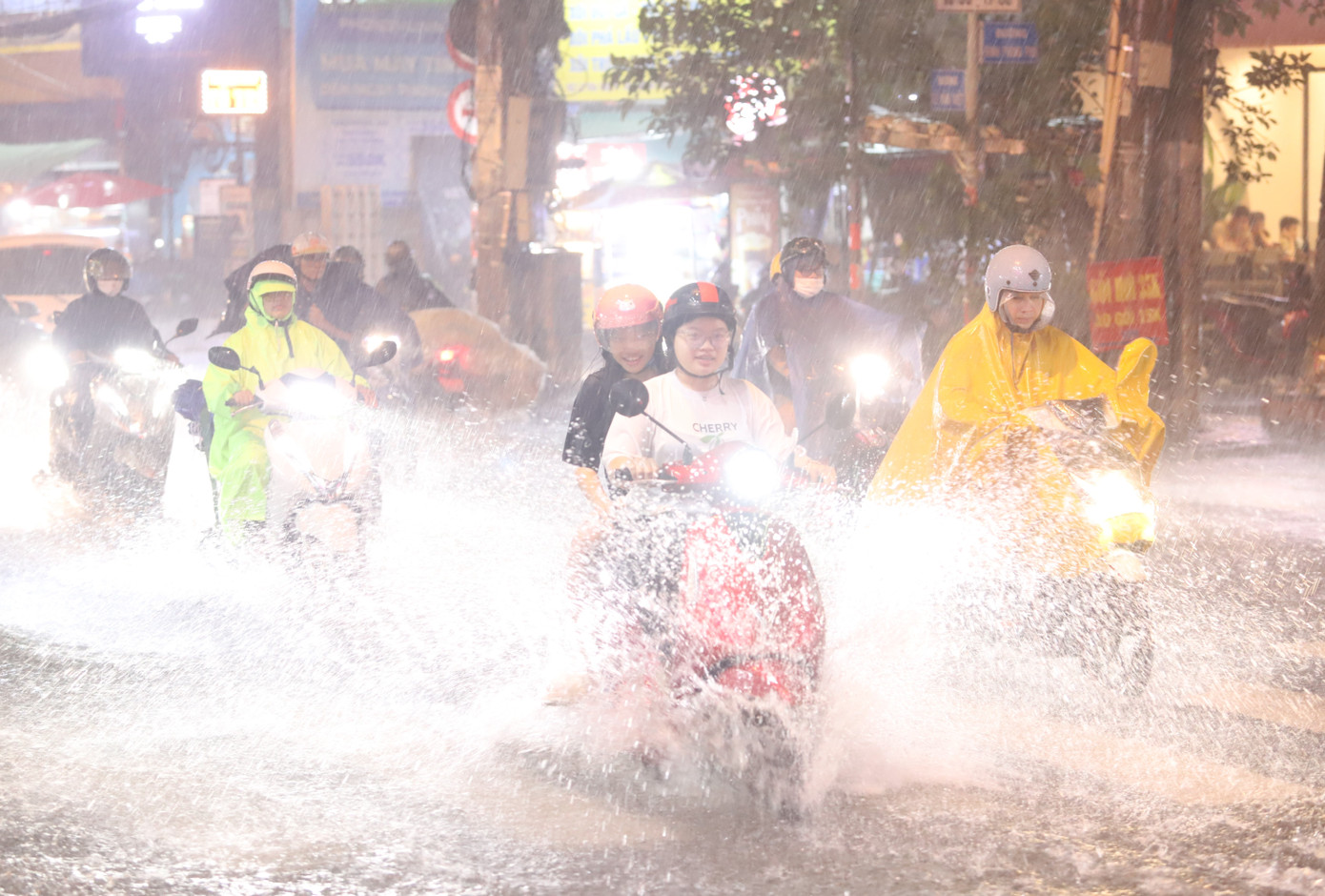 Những ngày qua, trên địa bàn TPHCM liên tục có mưa vừa đến mưa to. Ảnh: Ngô Tùng Những ngày qua, trên địa bàn TPHCM liên tục có mưa vừa đến mưa to. Ảnh: Ngô Tùng