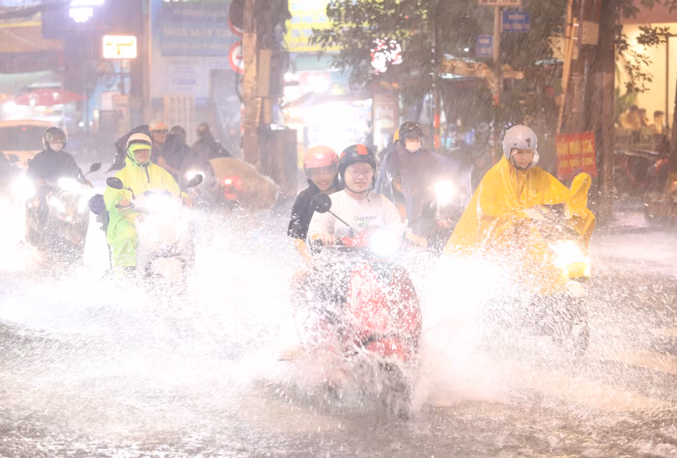 Những ngày qua, trên địa bàn TPHCM liên tục có mưa vừa đến mưa to. Ảnh: Ngô Tùng
