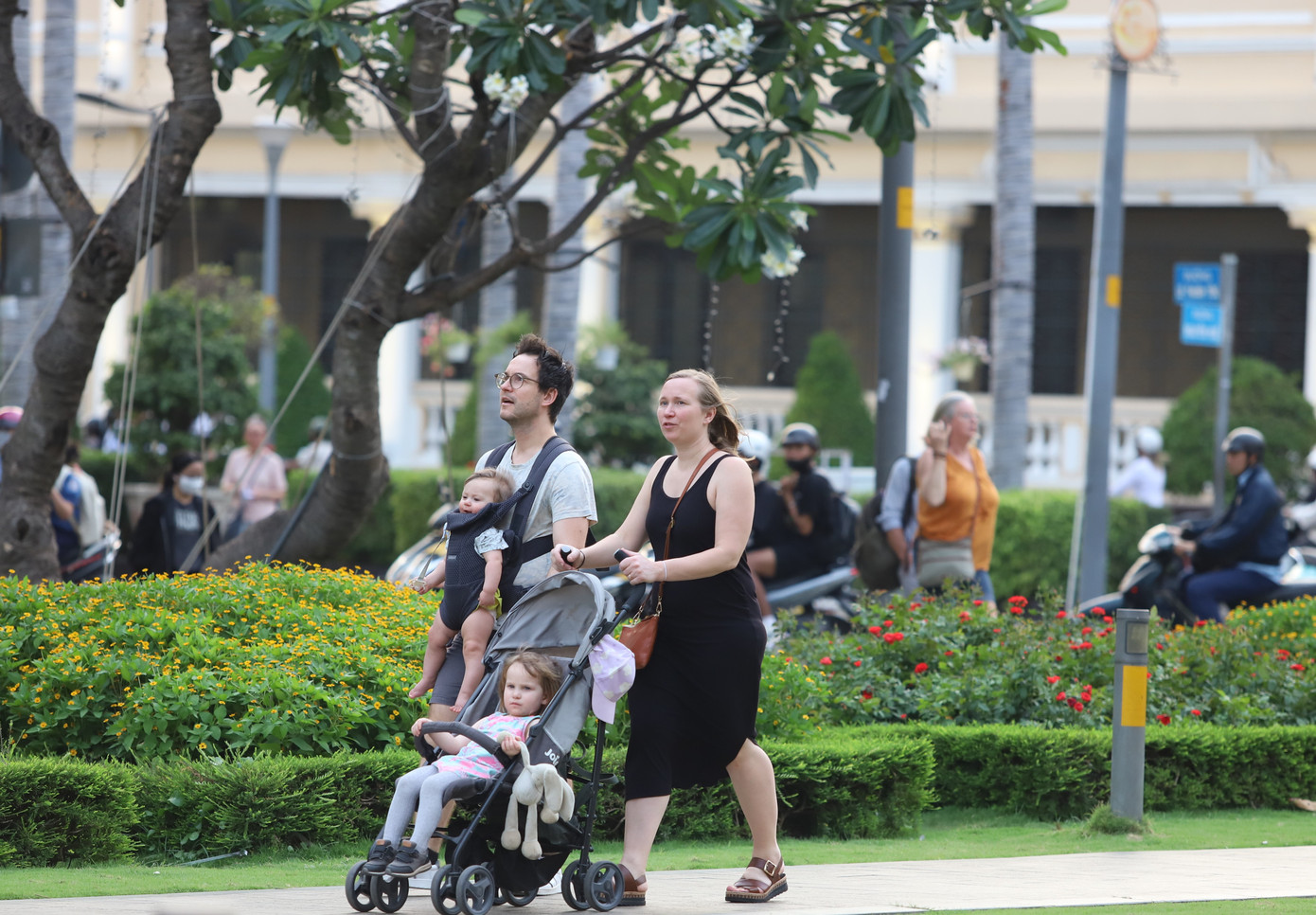 Ở hai bên tượng đài Chủ tịch Hồ Chí Minh, các chủng loại hoa kiểng đa dạng tạo các dải màu sắc nổi bật khác nhau.