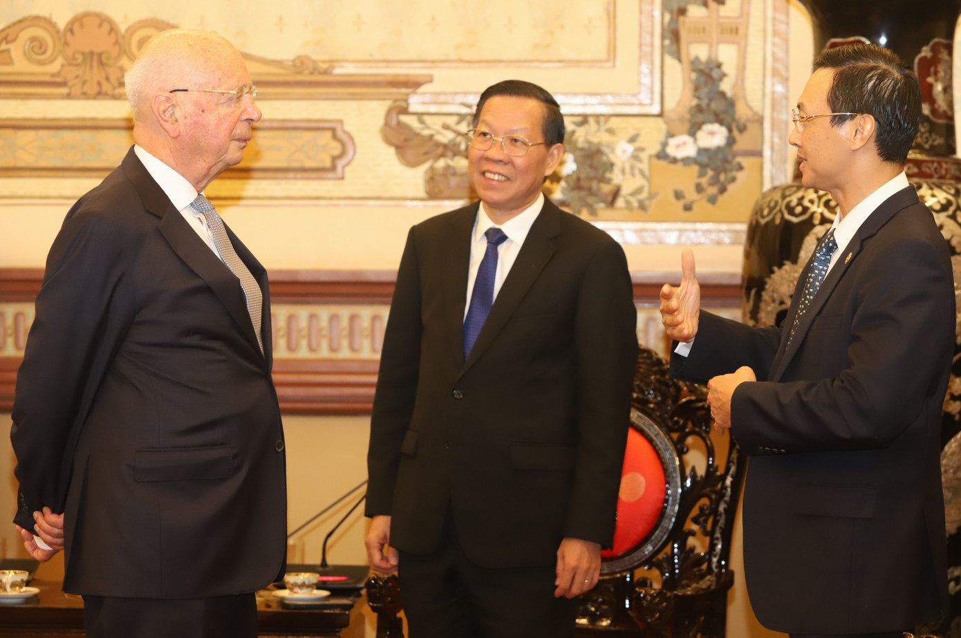 Lãnh đạo các sở, ngành TPHCM trao đổi với GS Klaus Schwab.