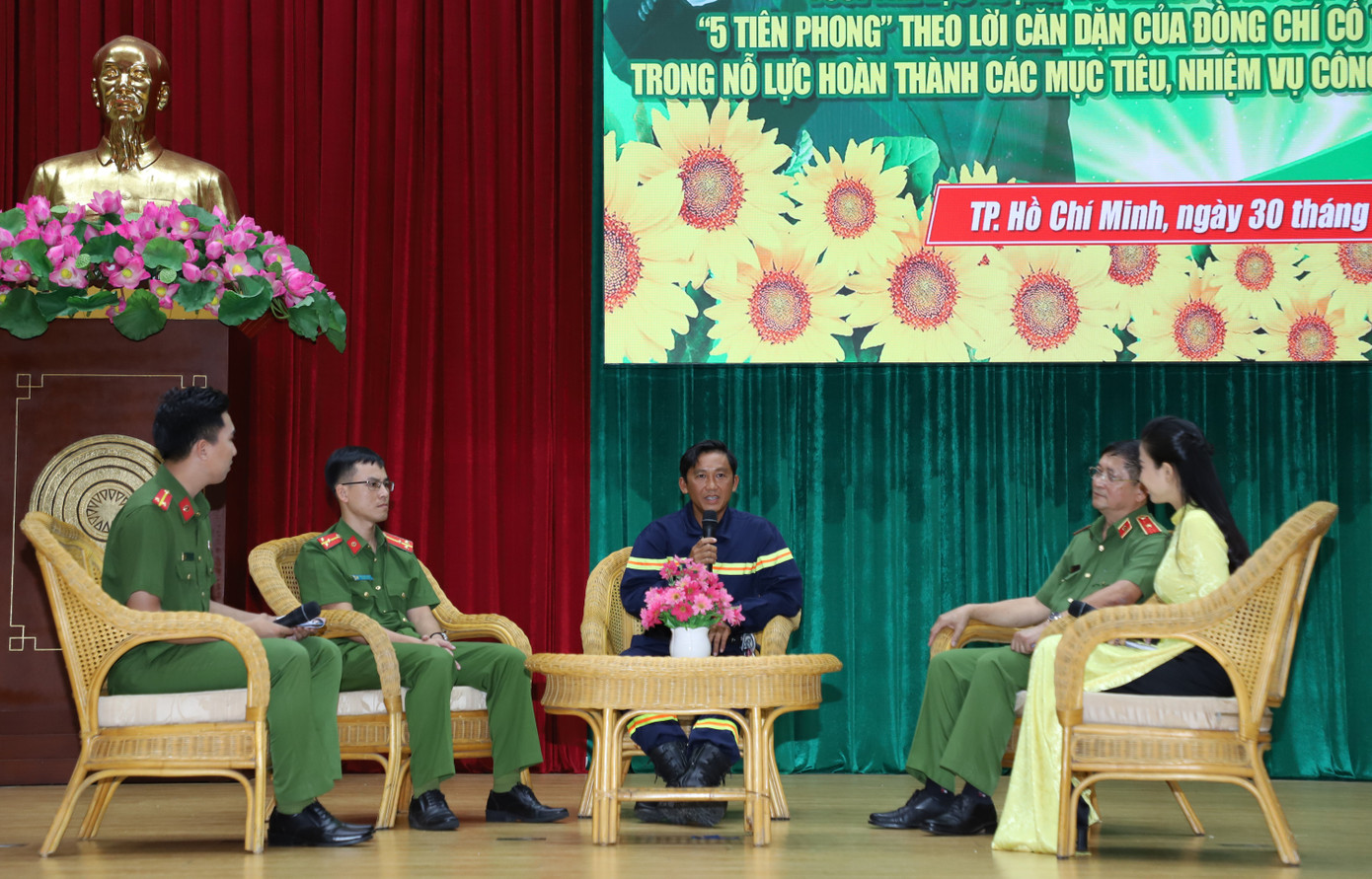 Trung tá Nguyễn Chí Thành chia sẻ công việc nhiều hiểm nguy nhưng cũng đầy cao cả mà anh đã miệt mài cống hiến. Trung tá Nguyễn Chí Thành chia sẻ công việc nhiều hiểm nguy nhưng cũng đầy cao cả mà anh đã miệt mài cống hiến.