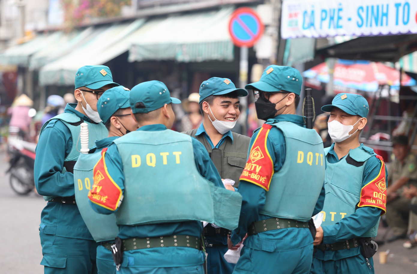 Lực lượng Dân quân tự vệ đảm bảo an ninh trật tự trong một hoạt động tại khu phố trên địa bàn TPHCM. Ảnh: Ngô Tùng Lực lượng Dân quân tự vệ đảm bảo an ninh trật tự trong một hoạt động tại khu phố trên địa bàn TPHCM. Ảnh: Ngô Tùng