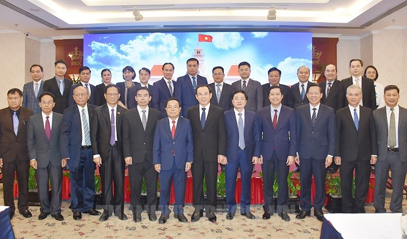 Lãnh đạo TPHCM cùng đoàn đại biểu cấp cao Ban Kiểm tra Trung ương, Thanh tra Nhà nước Lào lưu niệm tại buổi làm việc. Ảnh: Thành ủy TPHCM.