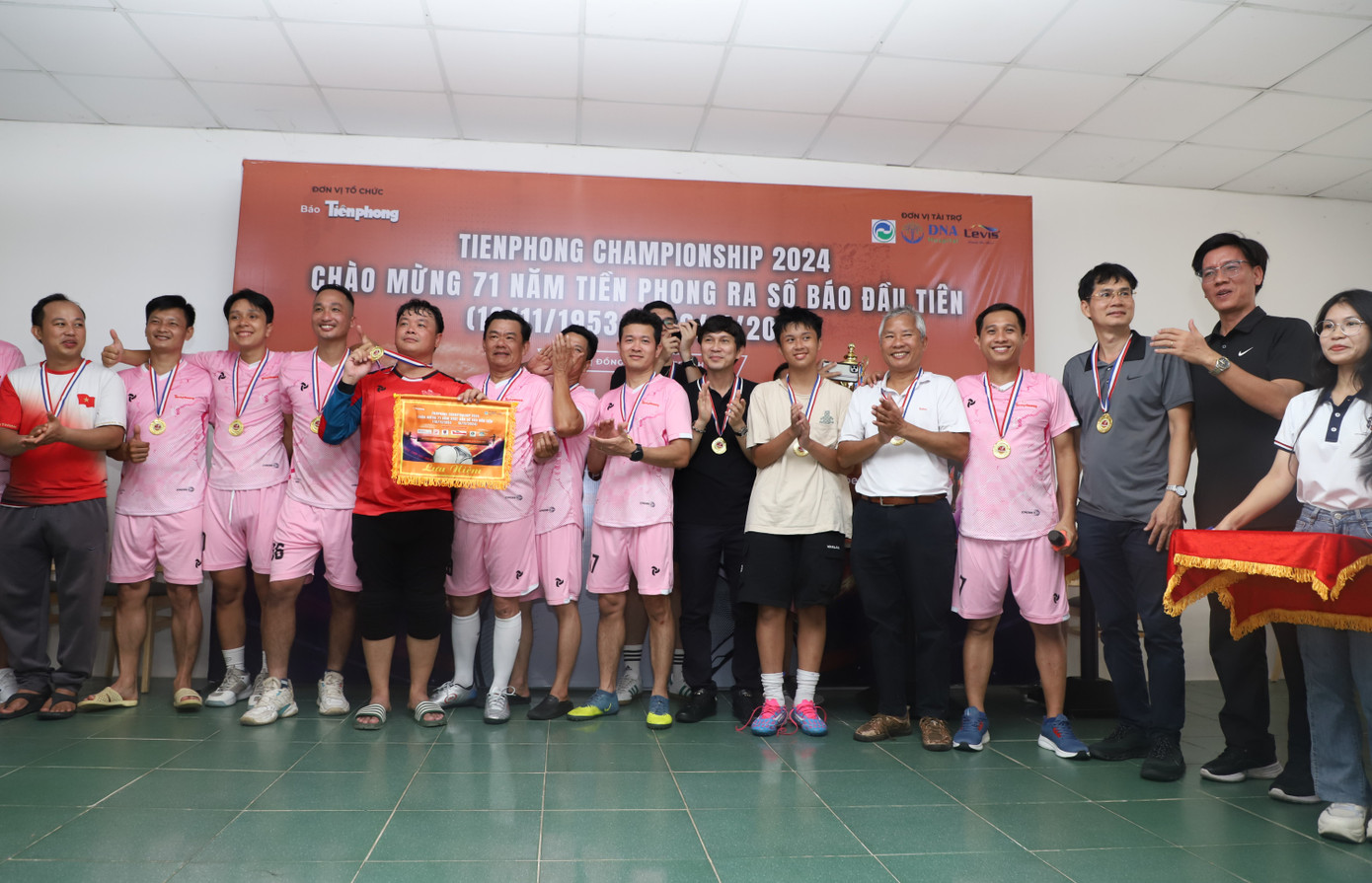 Các đội bóng nhận khen thưởng sau những cống hiến hết mình trên sân bóng. Ảnh: Ngô Tùng