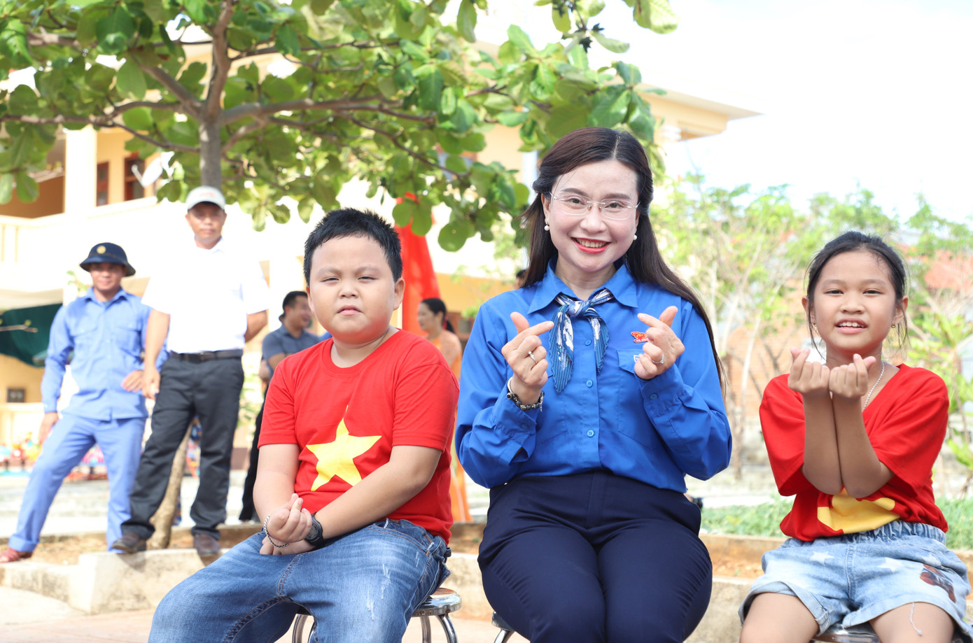 Lãnh đạo Trung ương Đoàn, Hội đồng Đội Trung ương vui mừng gặp gỡ các công dân nhỏ nơi biển đảo Tổ quốc.