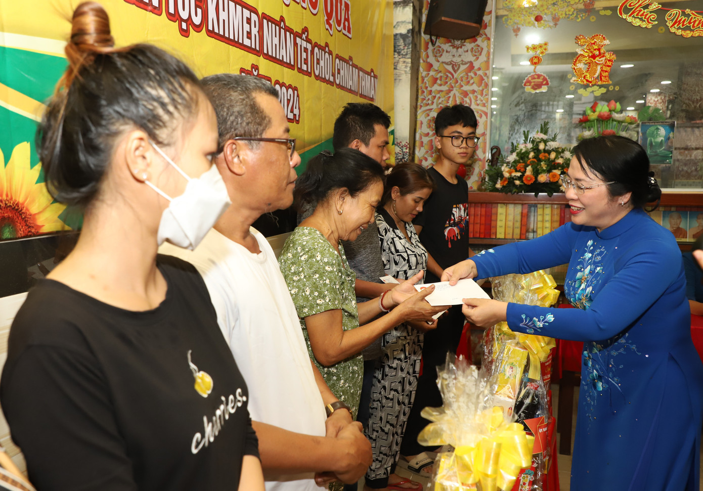 Chủ tịch Ủy ban MTTQ Việt Nam TPHCM Trần Kim Yến (bên phải) gửi phần quà tết tặng các hộ dân có hoàn cảnh khó khăn nhân dịp Tết cổ truyền Chôl Chnăm Thmây.