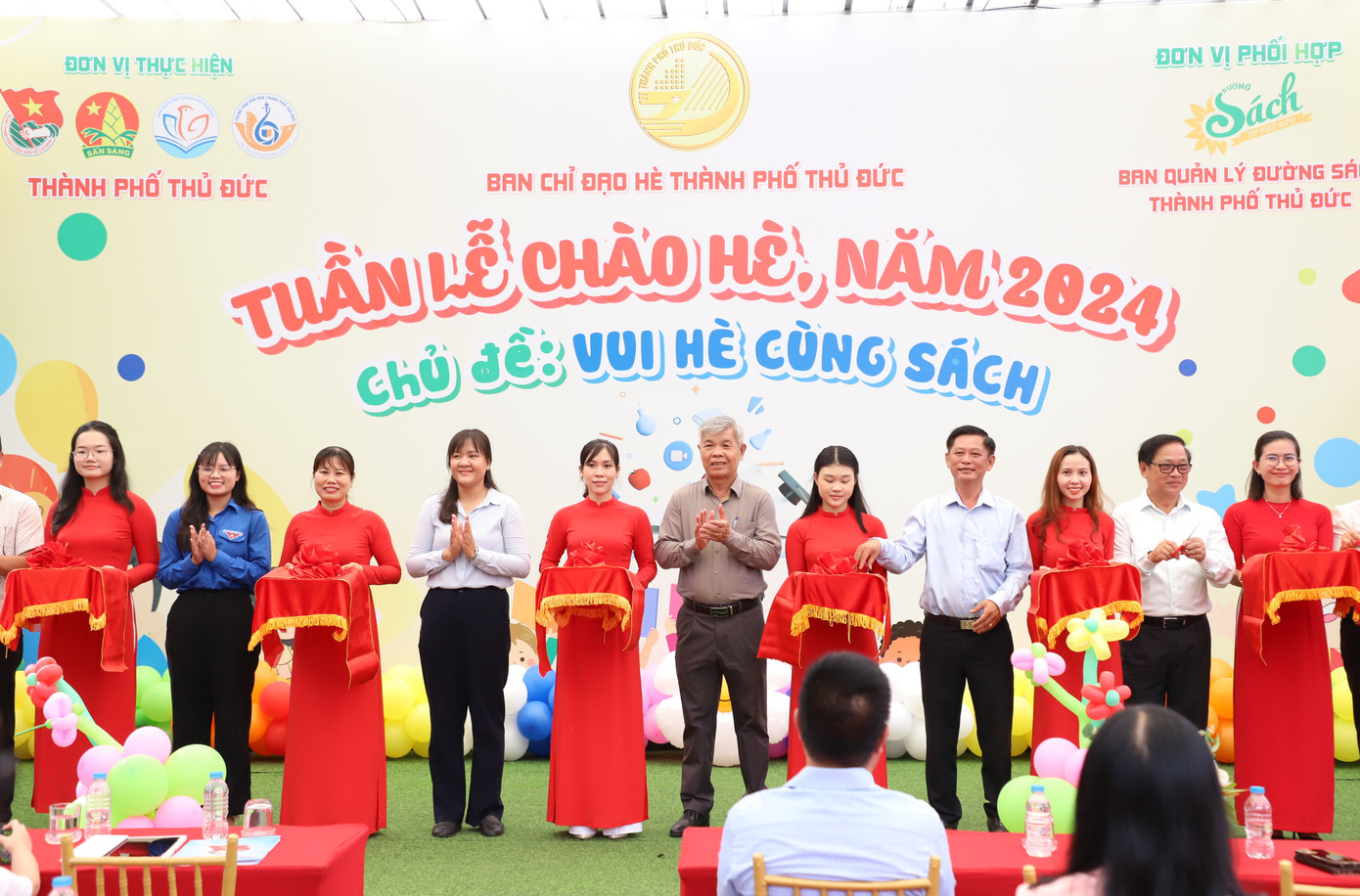 Lãnh đạo TP Thủ Đức thực hiện nghi thức khai mạc Tuần lễ chào hè chủ đề "Vui hè cùng sách". Ảnh: Ngô Tùng