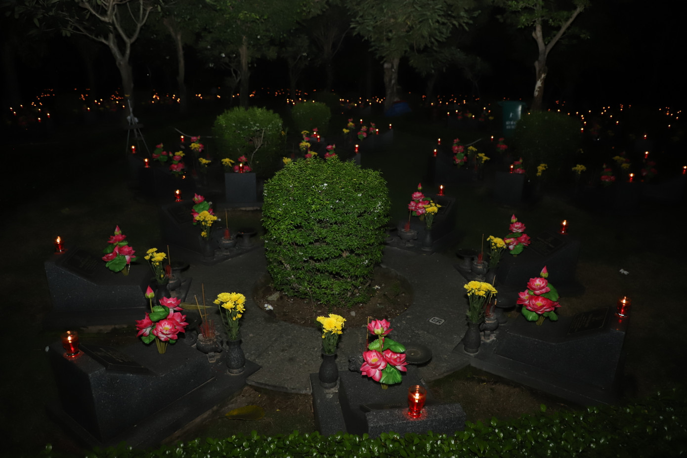 Hơn 14.000 mộ phần liệt sĩ tại Nghĩa trang Liệt sĩ TPHCM được thắp sáng trong đêm tri ân. Ảnh: Ngô Tùng