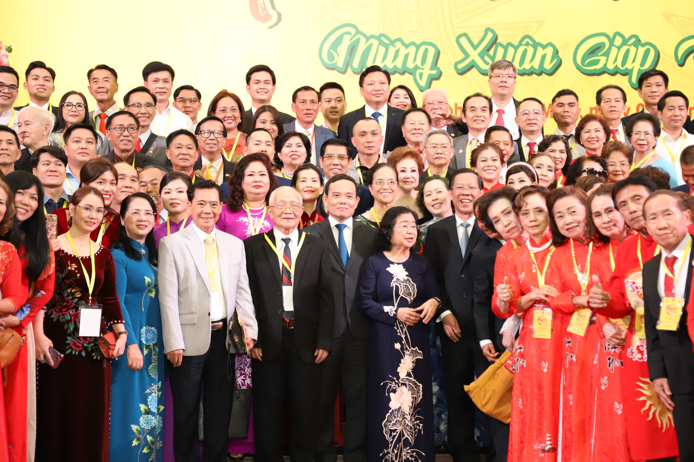 Các kiều bào, đại biểu chụp ảnh lưu niệm.