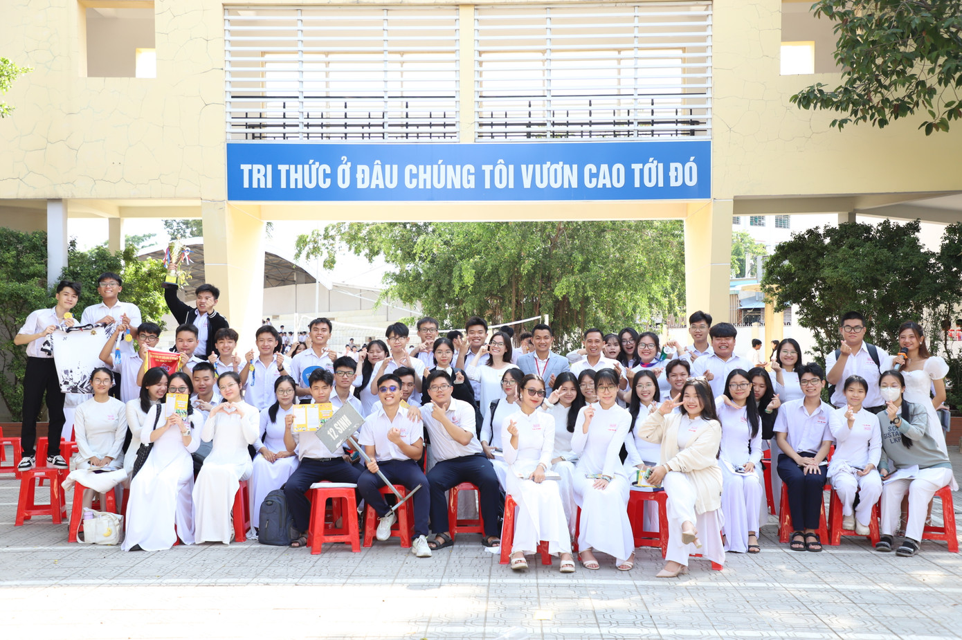 Các bạn học sinh trường Chuyên Lương Thế Vinh chụp ảnh kỷ niệm với chuyên gia tại buổi ngoại khóa. Các bạn học sinh trường Chuyên Lương Thế Vinh chụp ảnh kỷ niệm với chuyên gia tại buổi ngoại khóa.