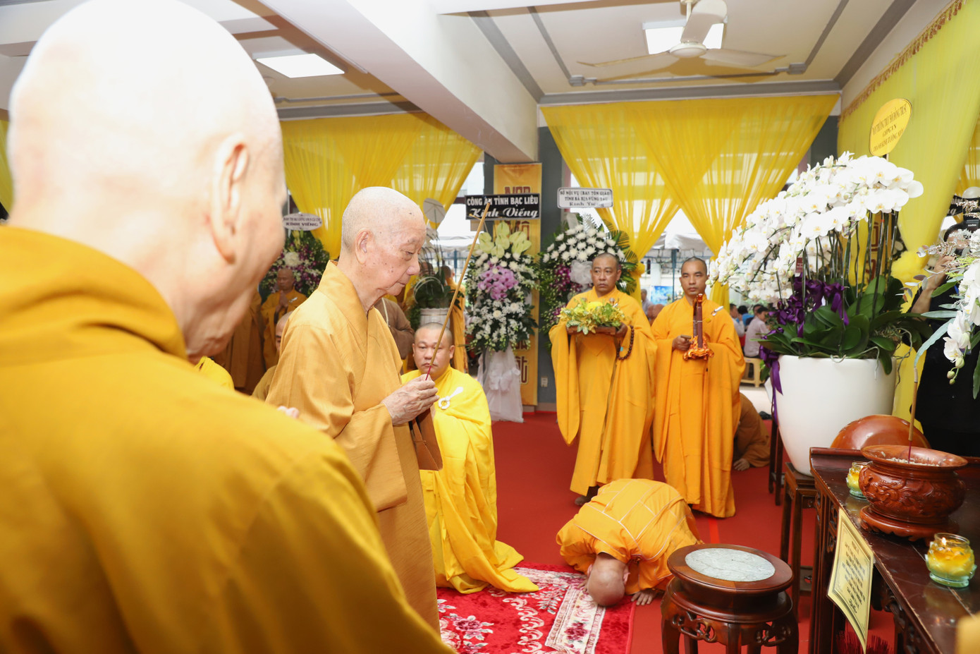 Đại lão Hòa thượng Thích Trí Quảng niêm hương cảm niệm công đức Hòa thượng Thích Huệ Trí.