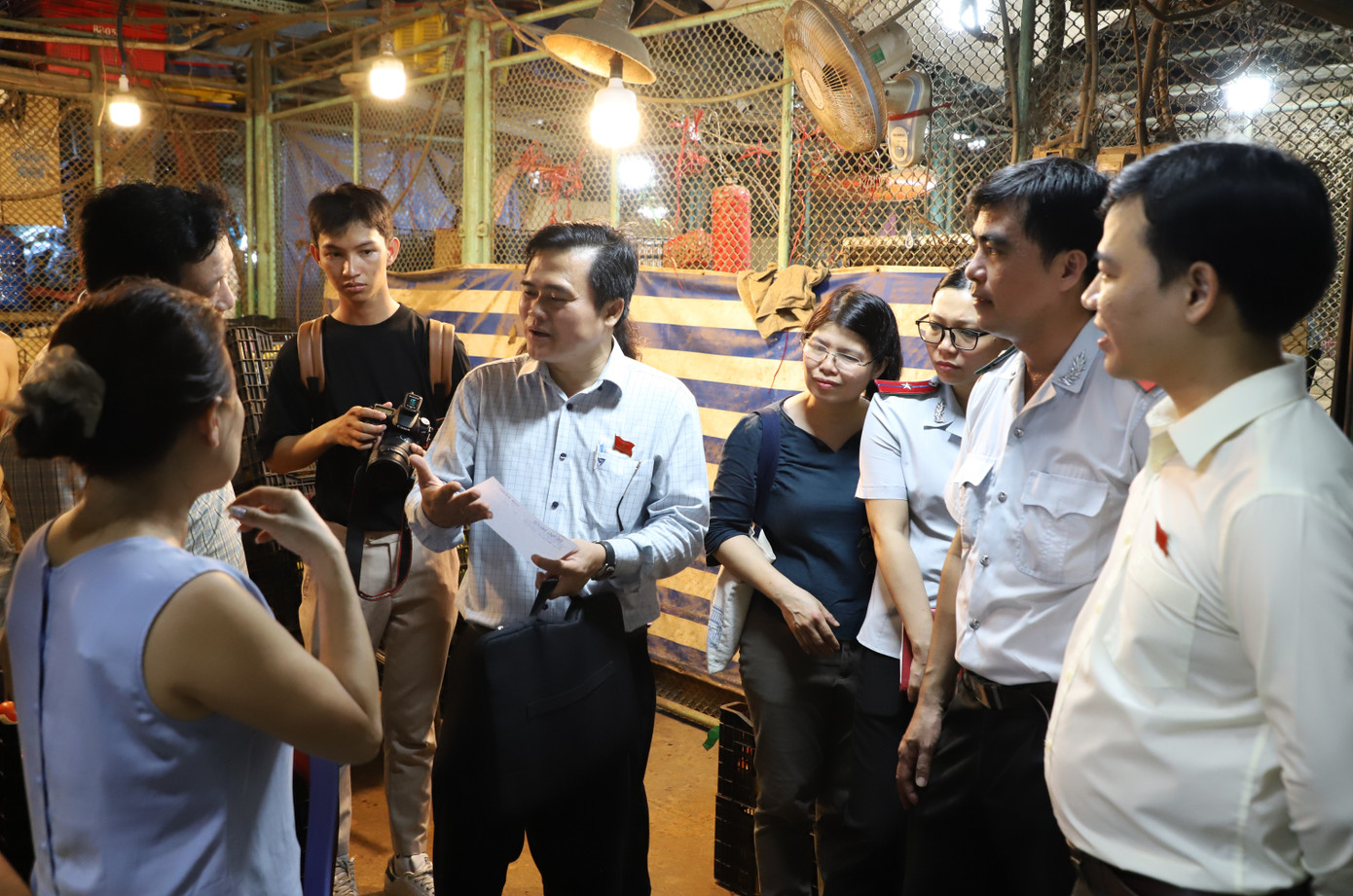 Đoàn công tác Ban VH - XH HĐND TPHCM kiểm tra công tác đảm bảo an toàn thực phẩm tại chợ đầu mối nông sản Thủ Đức khuya 14/8 vừa qua. Ảnh: Ngô Tùng