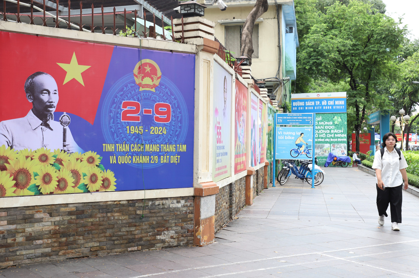 Bước vào ngày đầu kỳ nghỉ lễ Quốc khánh 2/9, đường phố TPHCM trở nên bình lặng, êm ả hơn ngày thường. Bước vào ngày đầu kỳ nghỉ lễ Quốc khánh 2/9, đường phố TPHCM trở nên bình lặng, êm ả hơn ngày thường.