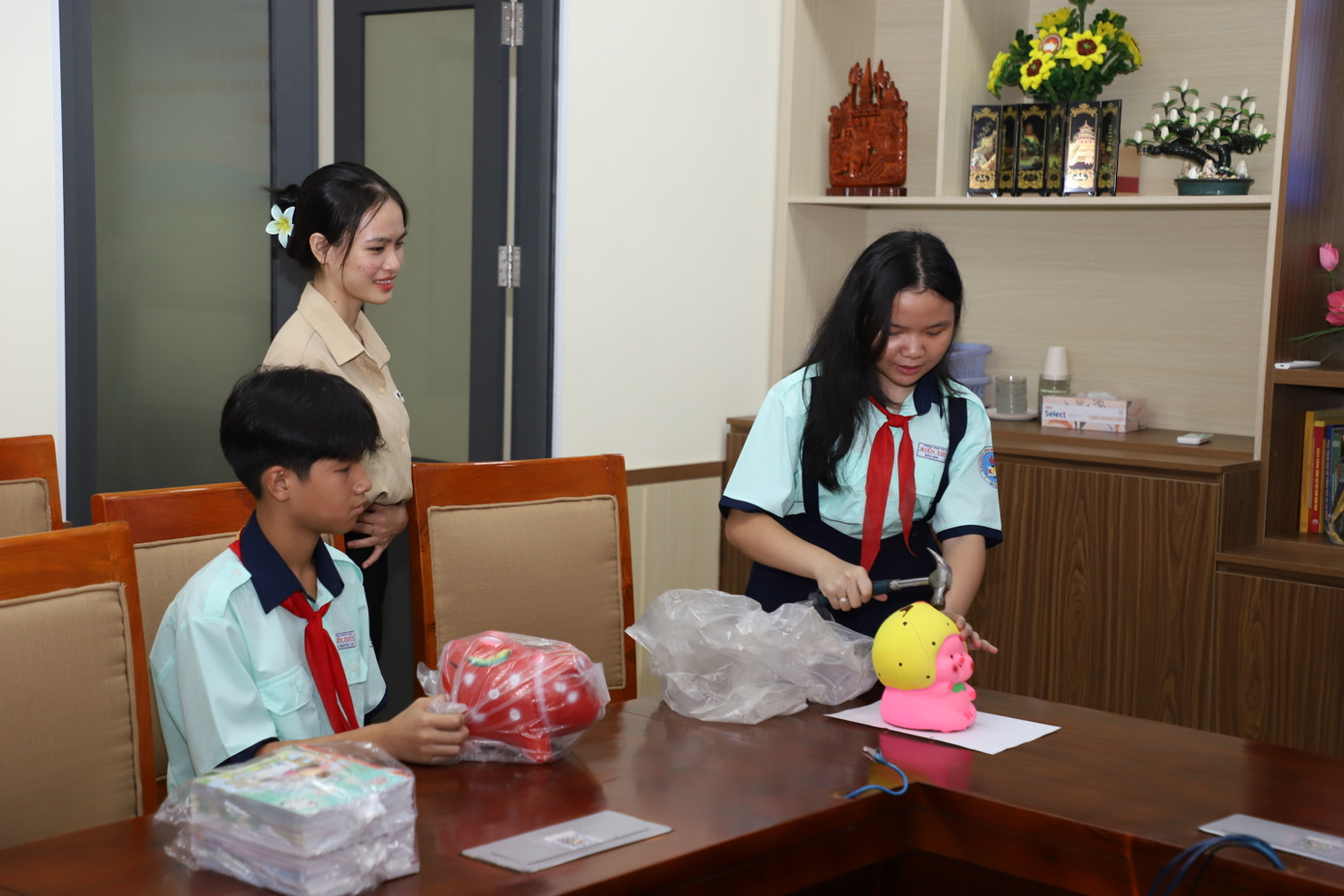 Bảo Nhi đập heo đất để ủng hộ. Bảo Nhi đập heo đất để ủng hộ.