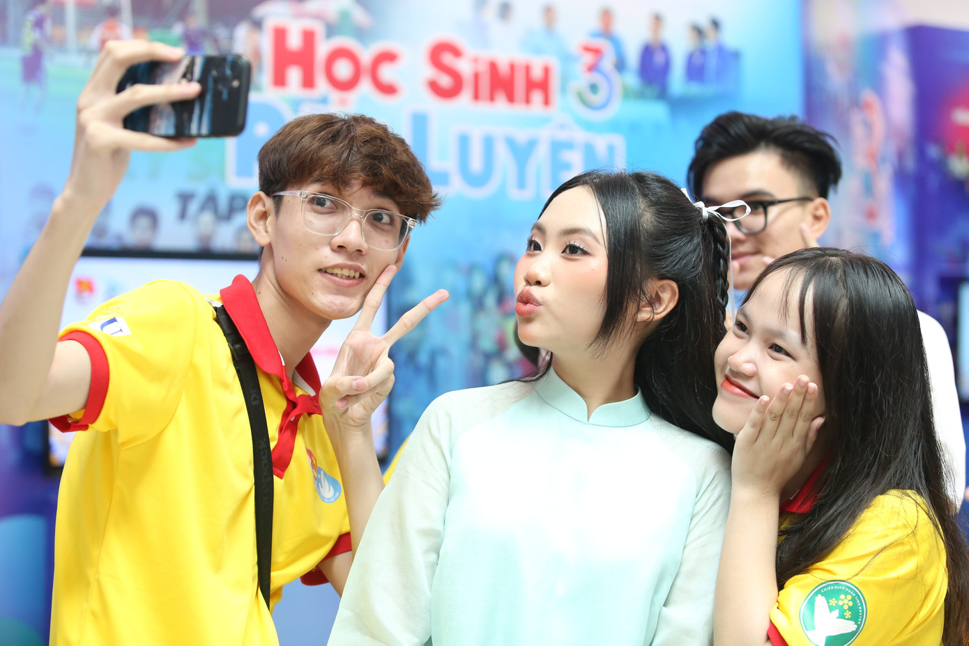 Cũng là một sinh viên năng nổ, ca sĩ Phương Mỹ Chi hào hứng tham gia ngày hội.