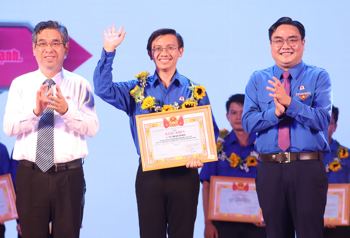 Phó Bí thư Thành ủy TPHCM Nguyễn Phước Lộc cùng lãnh đạo Thành Đoàn TPHCM trao bằng khen cho các gương điển hình Thanh niên tiên tiến làm theo lời Bác. Ảnh: Ngô Tùng