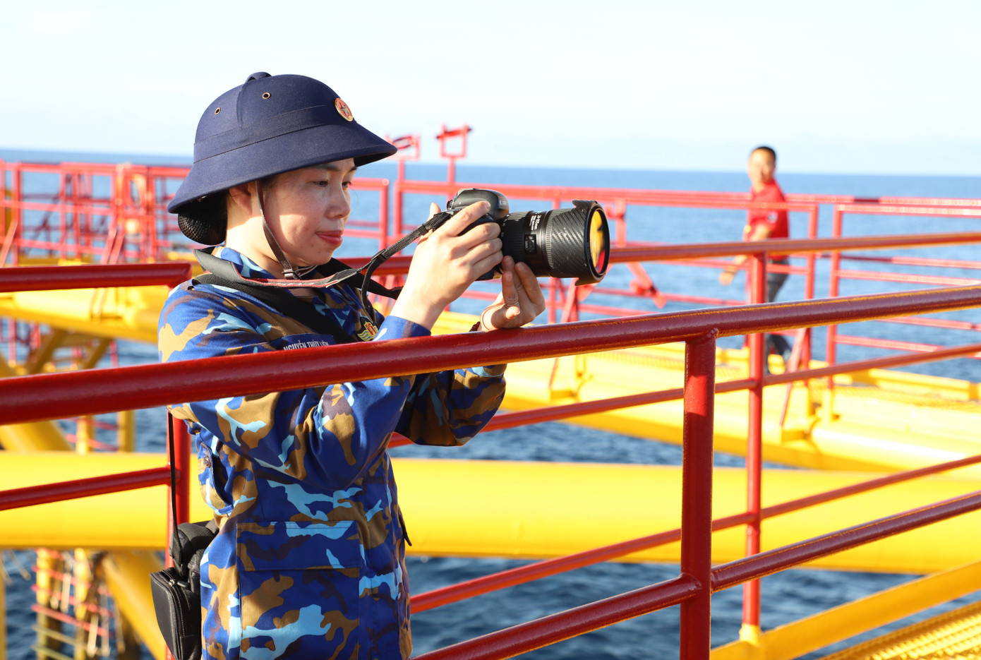 Phóng viên Thùy Liên (báo Hải quân Việt Nam) tác nghiệp tại Nhà giàn DK1/8. Phóng viên Thùy Liên (báo Hải quân Việt Nam) tác nghiệp tại Nhà giàn DK1/8.