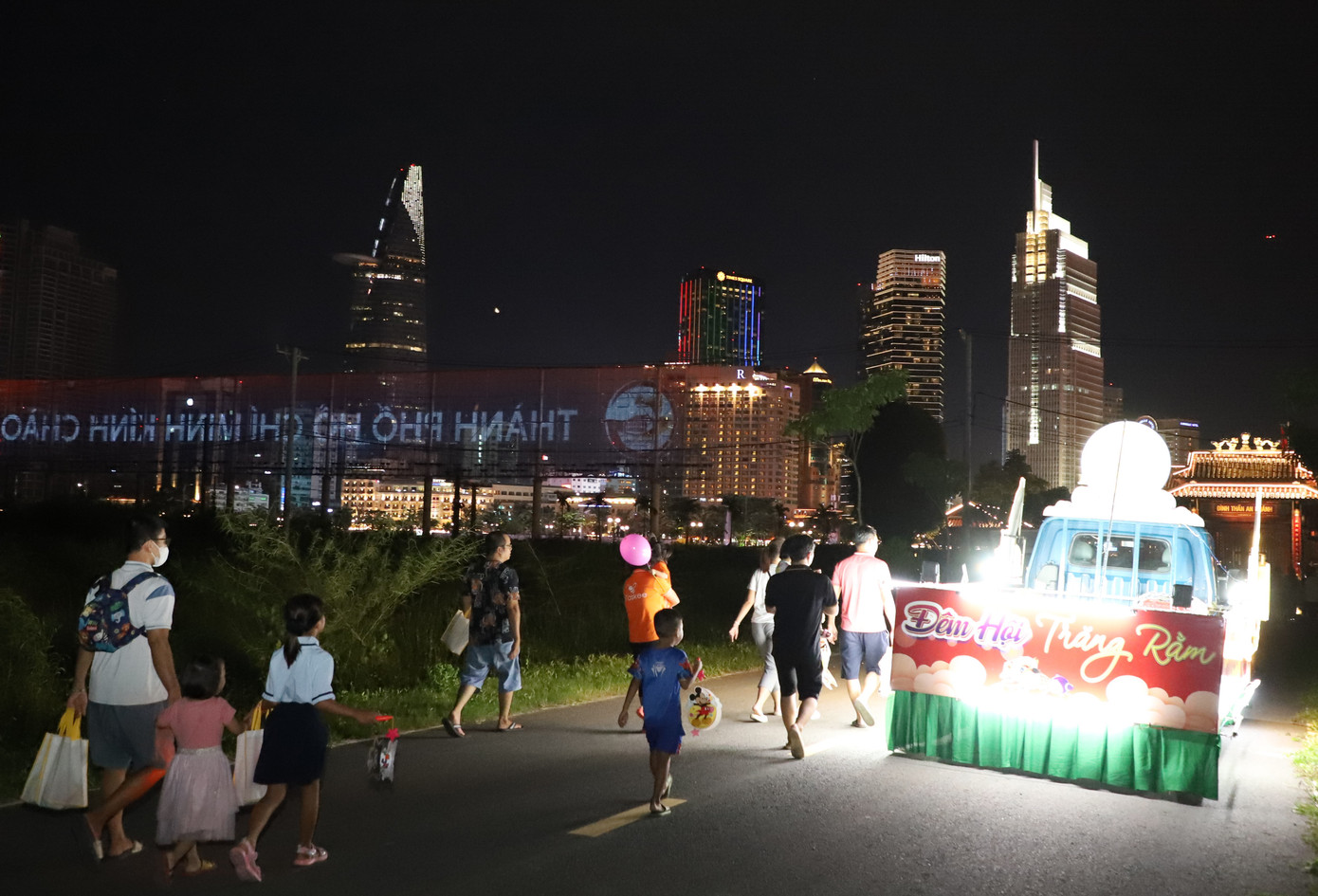 Các em đón một cái Tết Trung Thu vui tươi, ấm áp bên người thân. Các em đón một cái Tết Trung Thu vui tươi, ấm áp bên người thân.