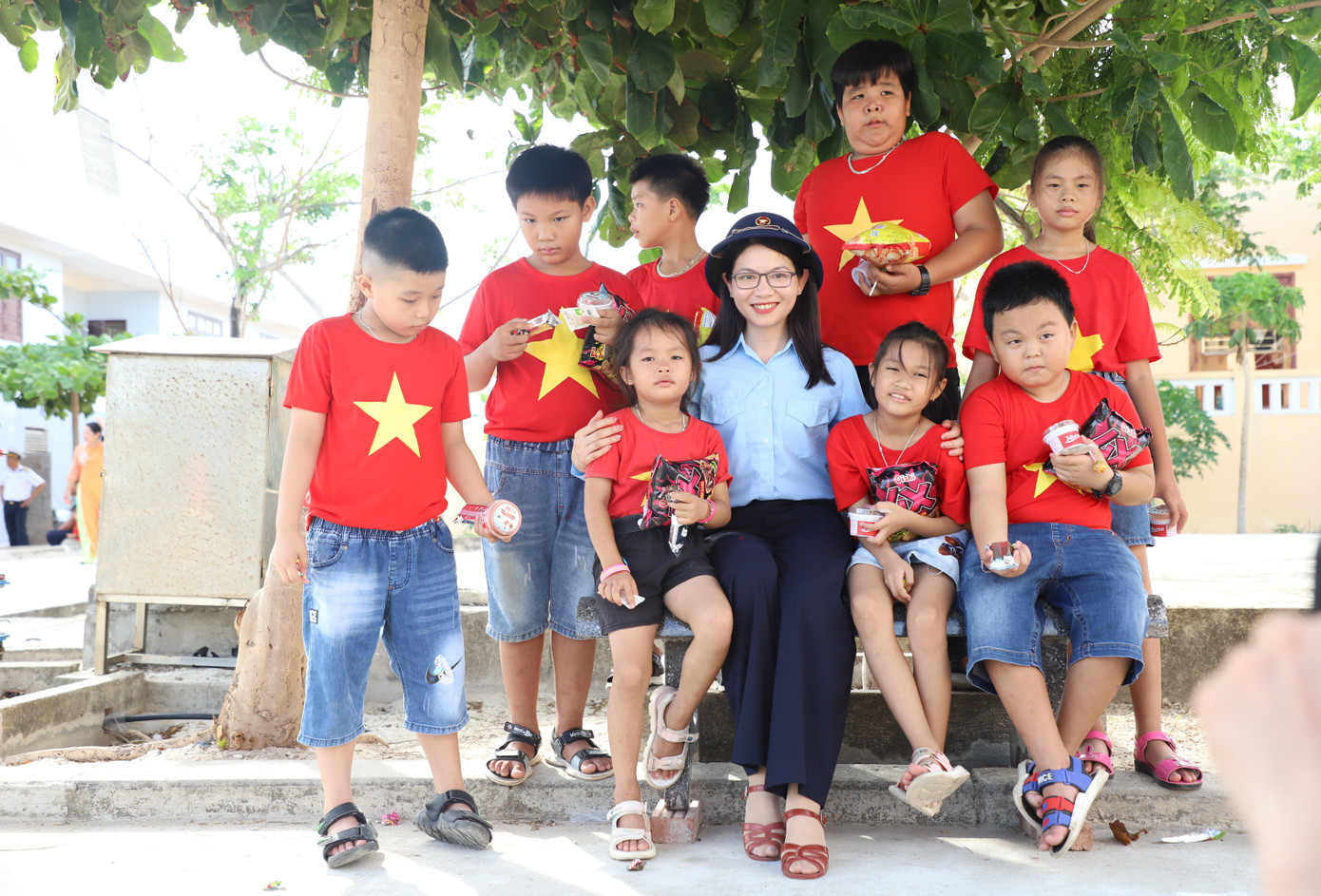 Chị Phạm Thị Thu Hiền - Phó Bí thư Tỉnh Đoàn, Chủ tịch Hội đồng Đội tỉnh Thái Nguyên cho biết bản thân xúc động khi đến với Trường Sa, có dịp gặp các cán bộ, chiến sĩ, nhân dân và đặc biệt là các em thiếu nhi và chứng kiến các em nhỏ vui chơi, học tập. "Với tình cảm thân thương, đoàn viên thanh thiếu nhi tỉnh Thái Nguyên mang đến những món quà nhỏ gửi tặng và mong sao các em sẽ luôn vui tươi và tràn đầy năng lượng tích cực", chị Thu Hiền chia sẻ.