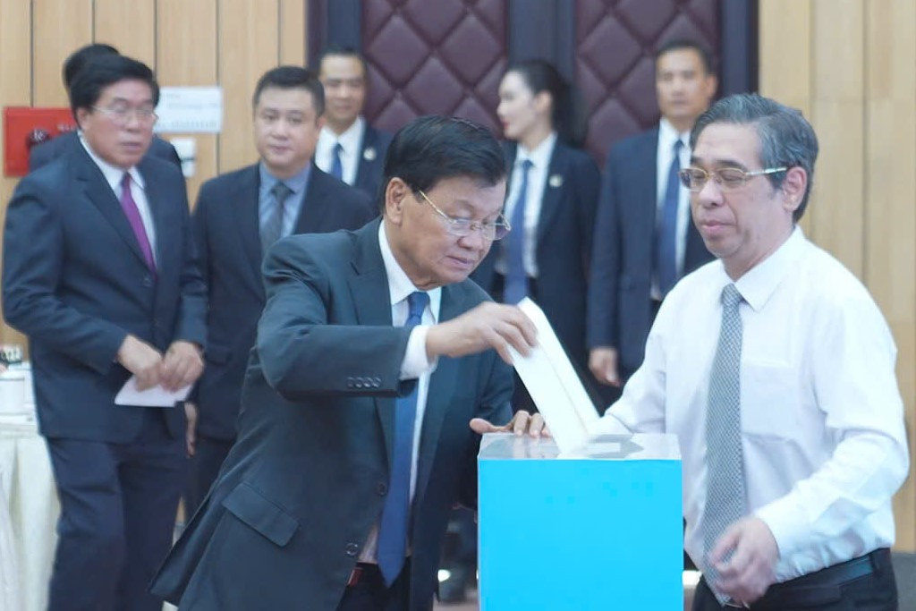 Tổng Bí thư, Chủ tịch nước Lào Thongloun Sisoulith quyên góp ủng hộ người dân Việt Nam khắc phục hậu quả của cơn bão số 3. Ảnh: CTV Tổng Bí thư, Chủ tịch nước Lào Thongloun Sisoulith quyên góp ủng hộ người dân Việt Nam khắc phục hậu quả của cơn bão số 3. Ảnh: CTV