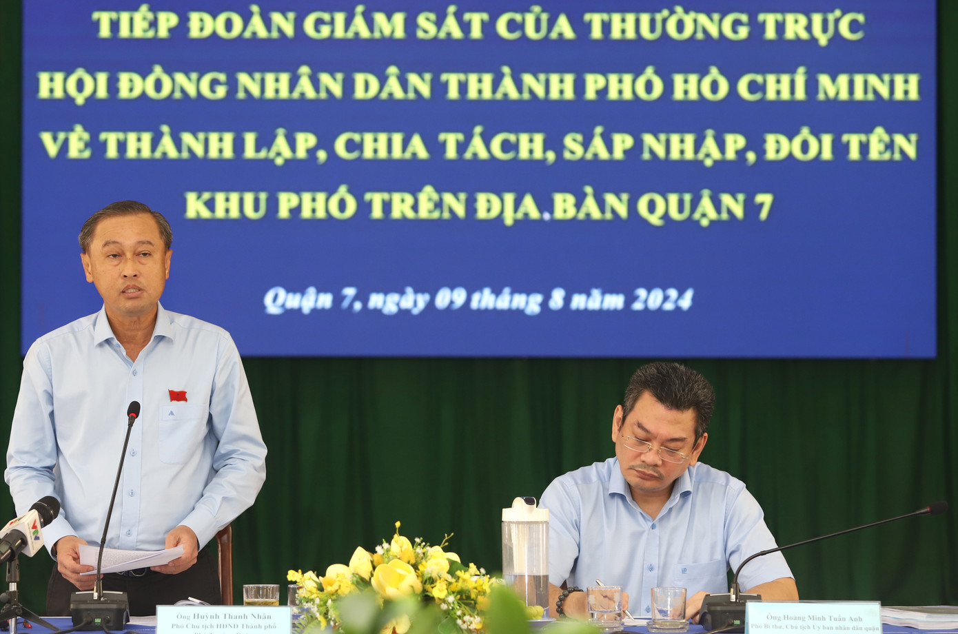 Phó Chủ tịch HĐND TPHCM Huỳnh Thanh Nhân trao đổi tại buổi giám sát. Ảnh: Ngô Tùng