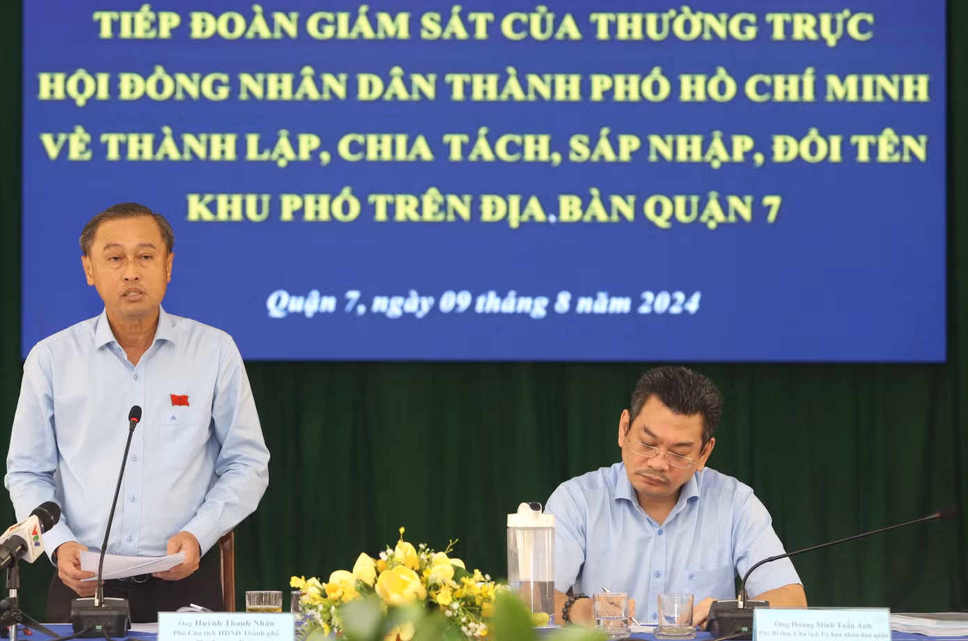 Phó Chủ tịch HĐND TPHCM Huỳnh Thanh Nhân trao đổi tại buổi giám sát. Ảnh: Ngô Tùng