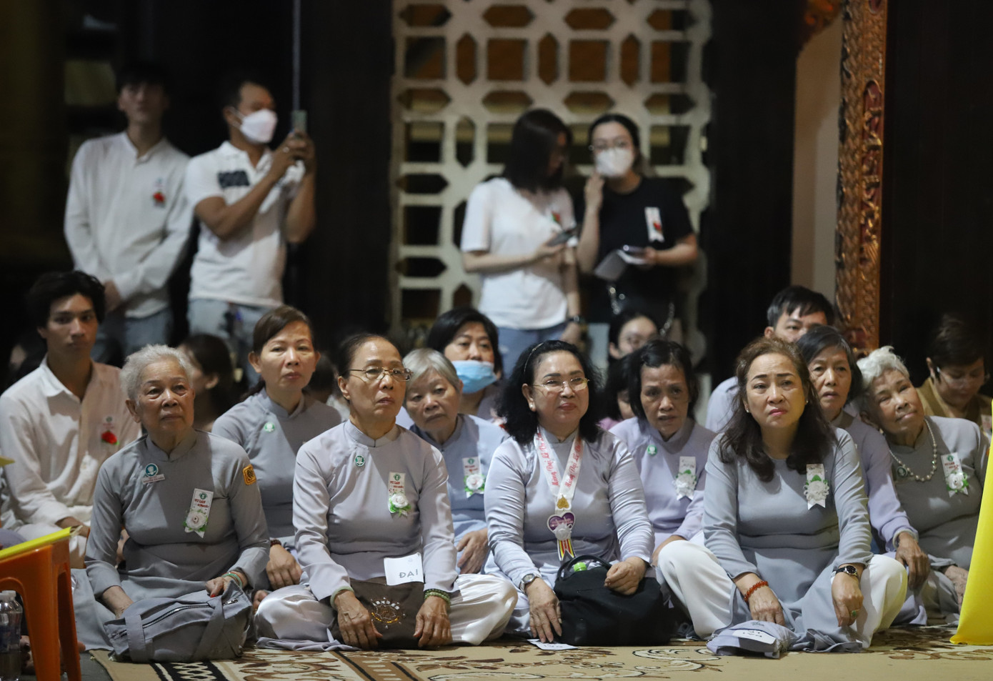 Các bà, các mẹ lắng nghe pháp thoại và những khúc hát ý nghĩa về mùa Vu lan. Các bà, các mẹ lắng nghe pháp thoại và những khúc hát ý nghĩa về mùa Vu lan.