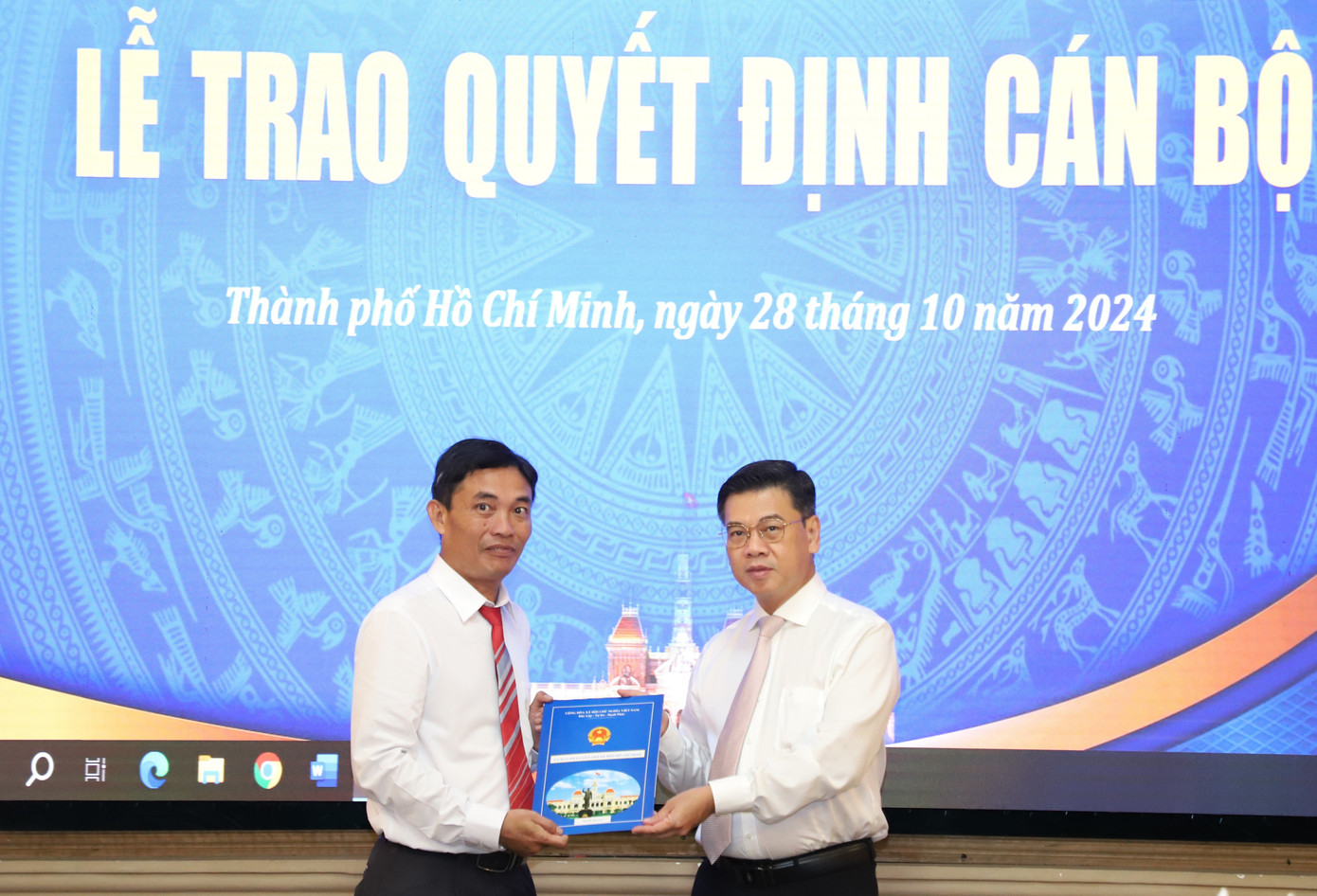 Phó Chủ tịch UBND TPHCM Nguyễn Văn Dũng cho ông Đỗ Tấn Trúc. Ảnh: Ngô Tùng Phó Chủ tịch UBND TPHCM Nguyễn Văn Dũng cho ông Đỗ Tấn Trúc. Ảnh: Ngô Tùng