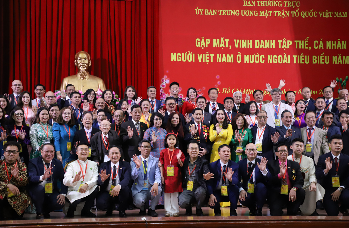 Vui mừng có dịp tụ hội tại quê hương trong dịp Tết Nguyên đán. Ảnh: Ngô Tùng