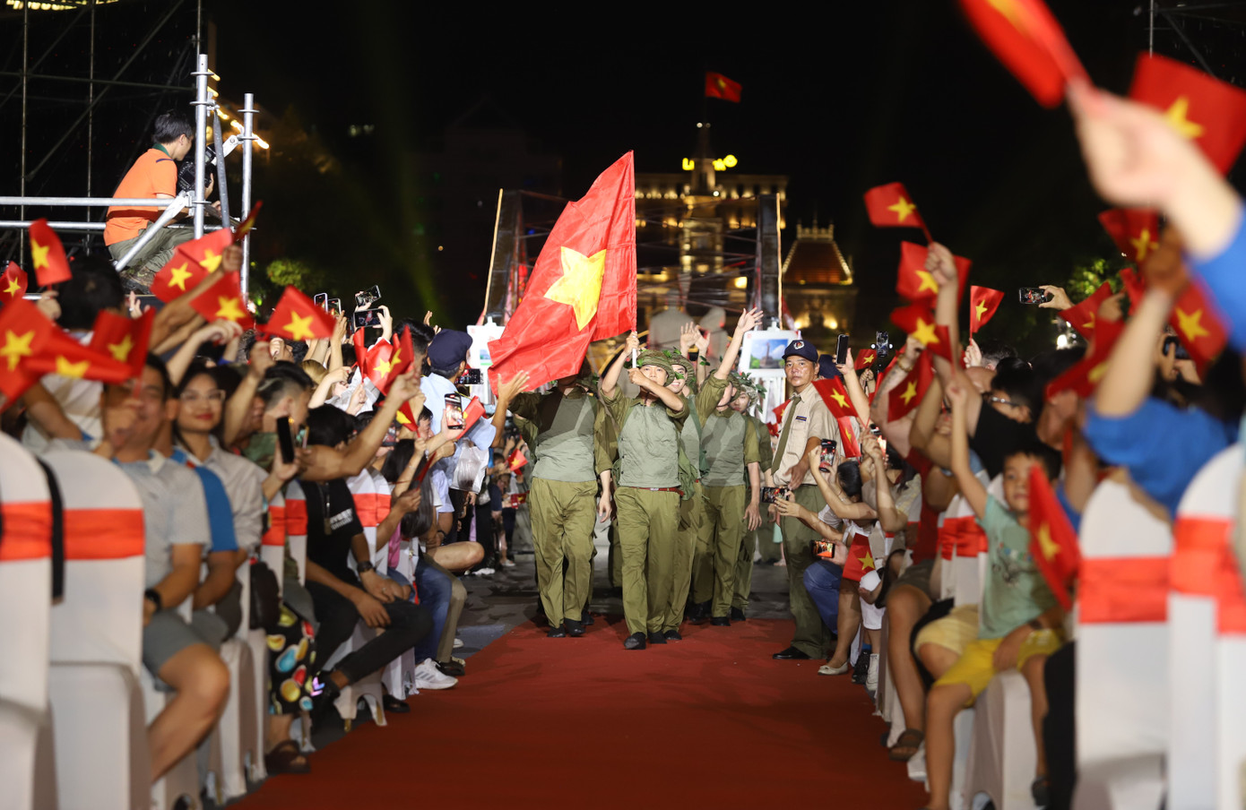 Các chiến sĩ đoàn quân giải phóng tiến về thủ đô trong sự hân hoan chào đón của đông đảo nhân dân.