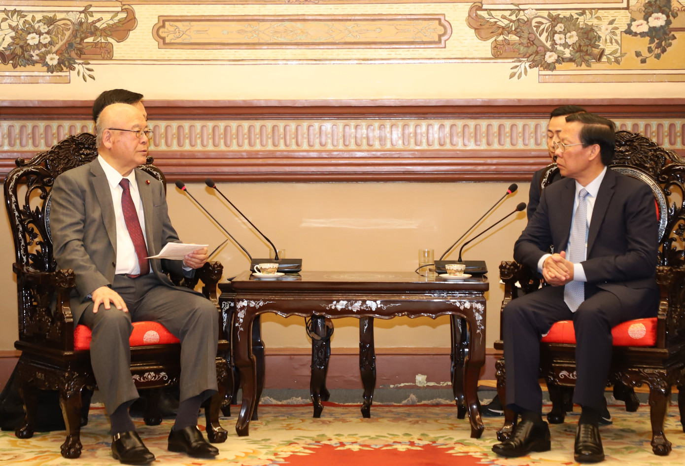 Ông Takebe Tsutomu chia sẻ tại buổi gặp gỡ Chủ tịch UBND TPHCM Phan Văn Mãi. Ảnh: Ngô Tùng