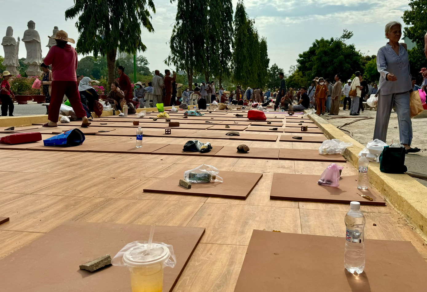 Bắt đầu từ chiều 28/3, nhiều phật tử đã “xí” chỗ trước tại sân chùa Đại Tòng Lâm.