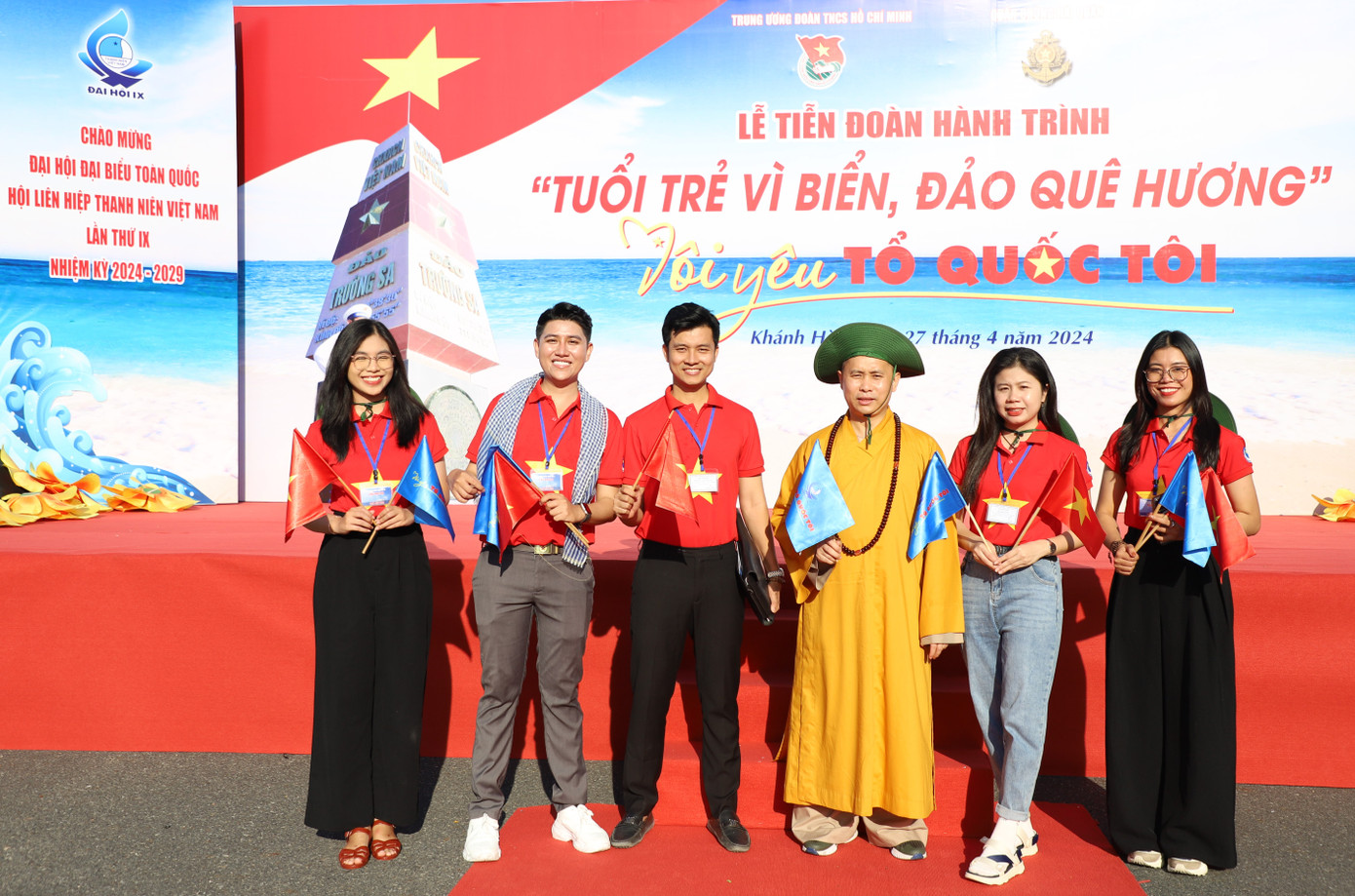 Các đại biểu hành trình “Tuổi trẻ vì biển, đảo quê hương” năm 2024 mang trong mình tình cảm, sự sẻ chia với quân dân Quần đảo Trường Sa, Nhà giàn DK1. Ảnh: Ngô Tùng