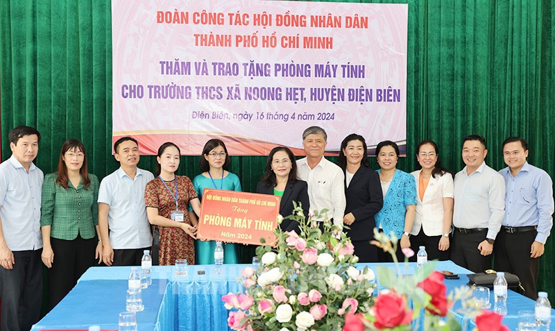 Phó Bí thư Thành ủy, Chủ tịch HĐND TPHCM Nguyễn Thị Lệ thay mặt đoàn công tác trao phòng máy tính tặng Trường THCS Noong Hẹt. Ảnh: Thành ủy TPHCM
