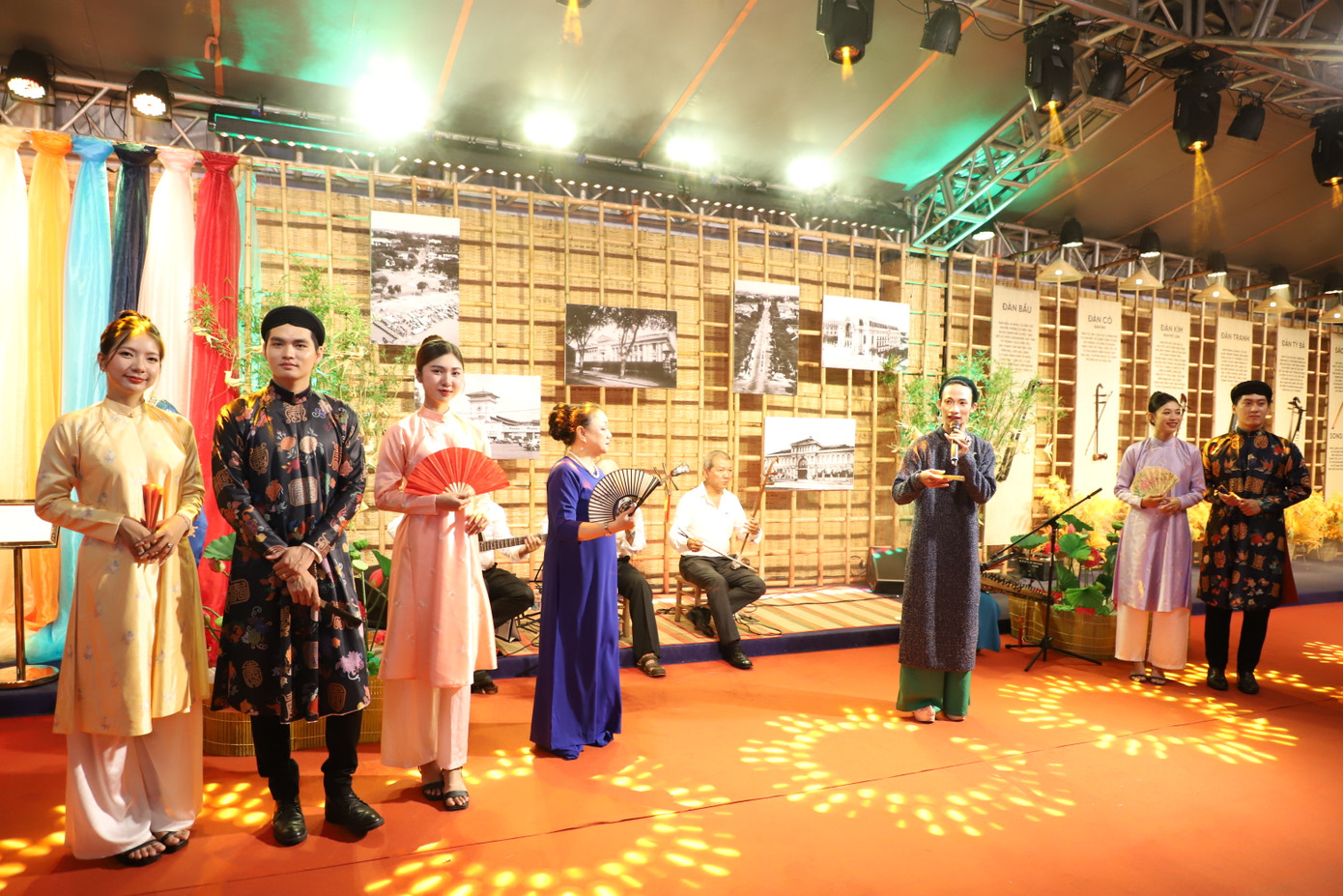 Trình diễn các loại hình nghệ thuật dân gian trên phố đi bộ.