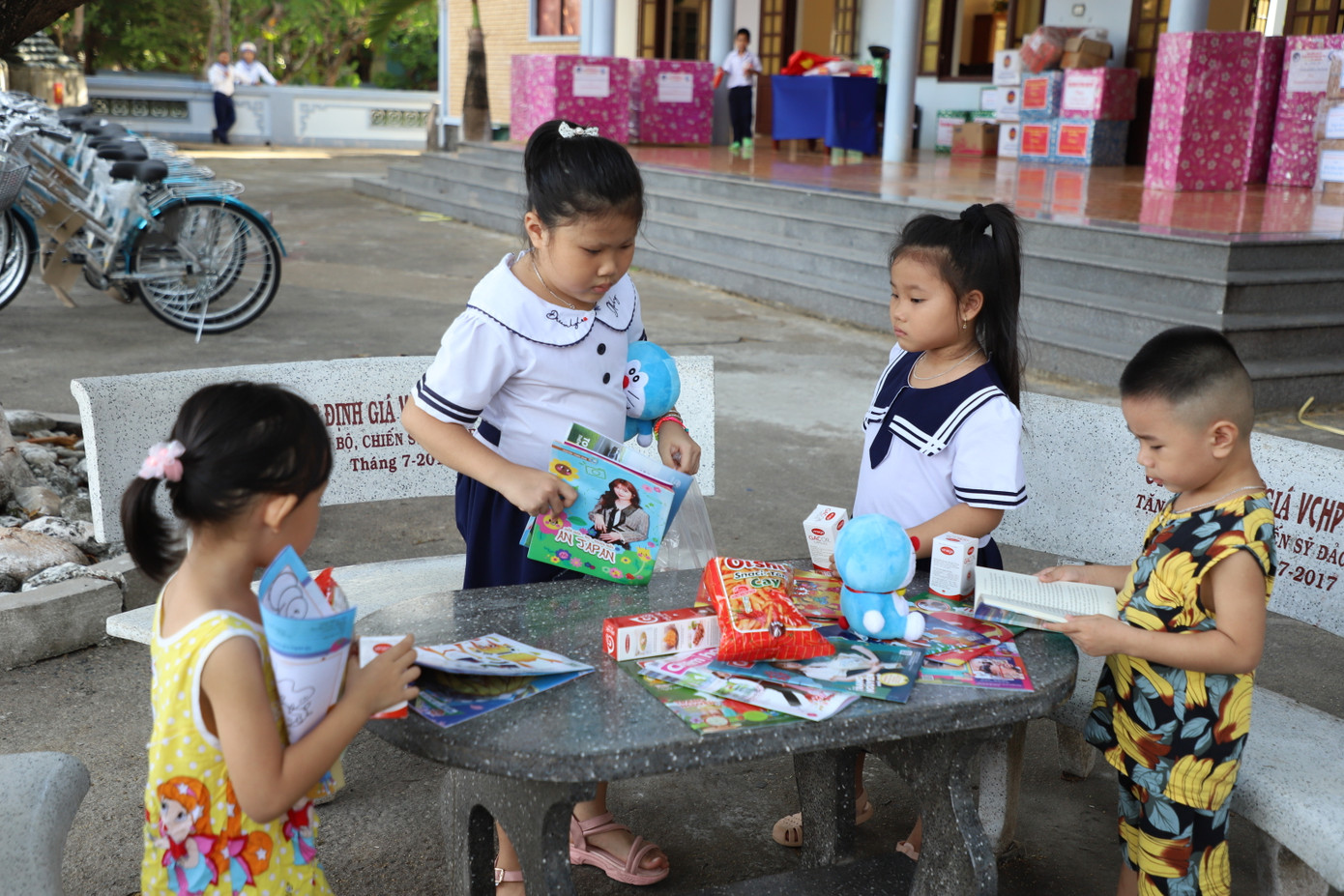 Chị Lê Thị Minh Diệu, người dân trên đảo Trường Sa Lớn cho biết, lên đảo, chị chủ yếu làm nội trợ, chăm sóc con cái, còn chồng tham gia công tác dân quân. Chị Diệu chia sẻ, trên đảo Trường Sa Lớn có hai lớp học gồm một lớp mầm non và một lớp tiểu học. Các thầy giáo rất nhiệt huyết trong việc dạy các cháu nên việc học các cháu cũng rất tốt. "Là một công dân sinh sống trên thị trấn Trường Sa là điều rất vinh dự với tôi khi được góp một phần nhỏ công sức trong việc bảo vệ chủ quyền vùng biển đảo của Việt Nam", chị Minh Diệu bày tỏ.
