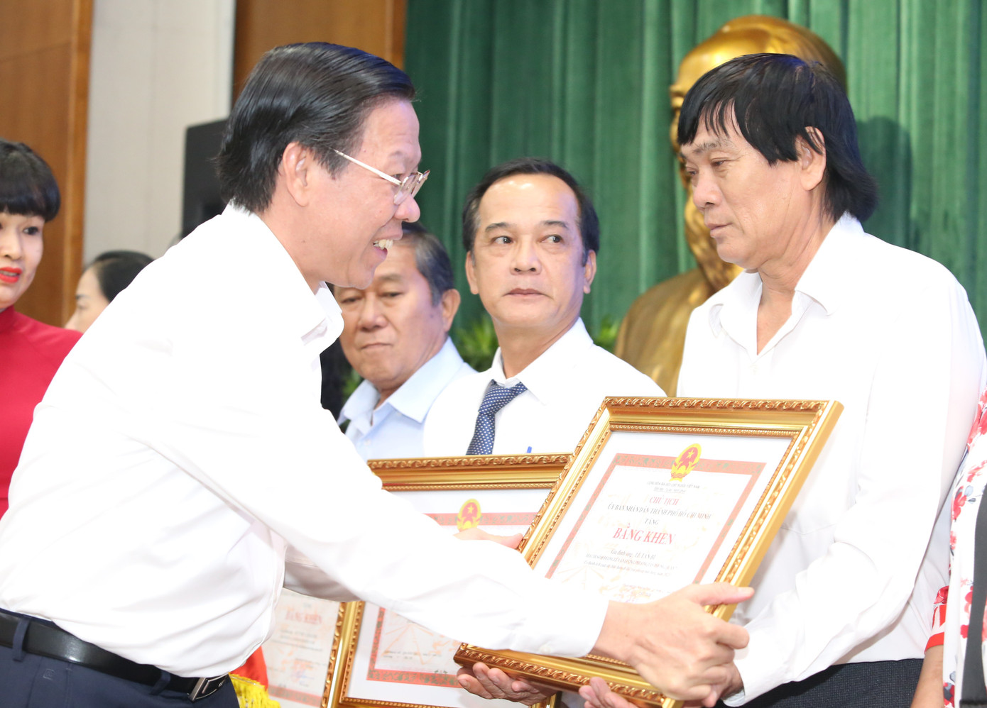 Chủ tịch UBND TPHCM Phan Văn Mãi trao bằng khen biểu dương các đơn vị, cá nhân đóng góp tích cực cho công tác đầu tư công năm qua.