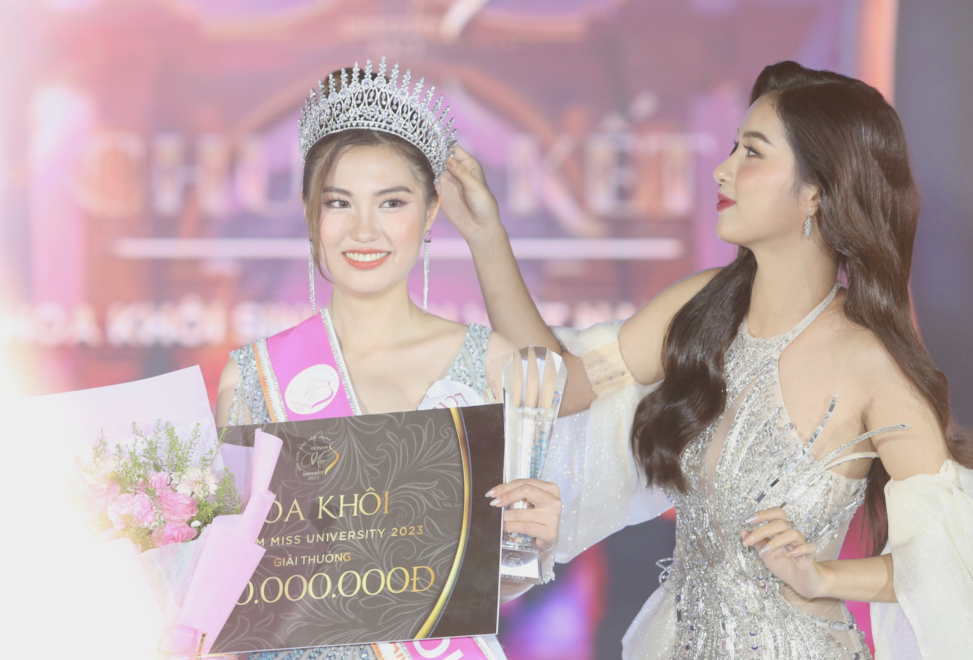 Hoa khôi Sinh viên Việt Nam 2020 Lê Thị Tường Vy trao vương miện cho tân Hoa khôi Trịnh Huyền Mai.