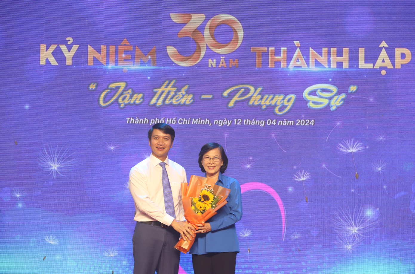 Dịp này, anh Nguyễn Ngọc Lương tặng hoa tri ân bà Phạm Phương Thảo - nguyên Bí thư T.Ư Đoàn, người đã ký quyết định thành lập Trung tâm Công tác xã hội Thanh thiếu niên. Dịp này, anh Nguyễn Ngọc Lương tặng hoa tri ân bà Phạm Phương Thảo - nguyên Bí thư T.Ư Đoàn, người đã ký quyết định thành lập Trung tâm Công tác xã hội Thanh thiếu niên.