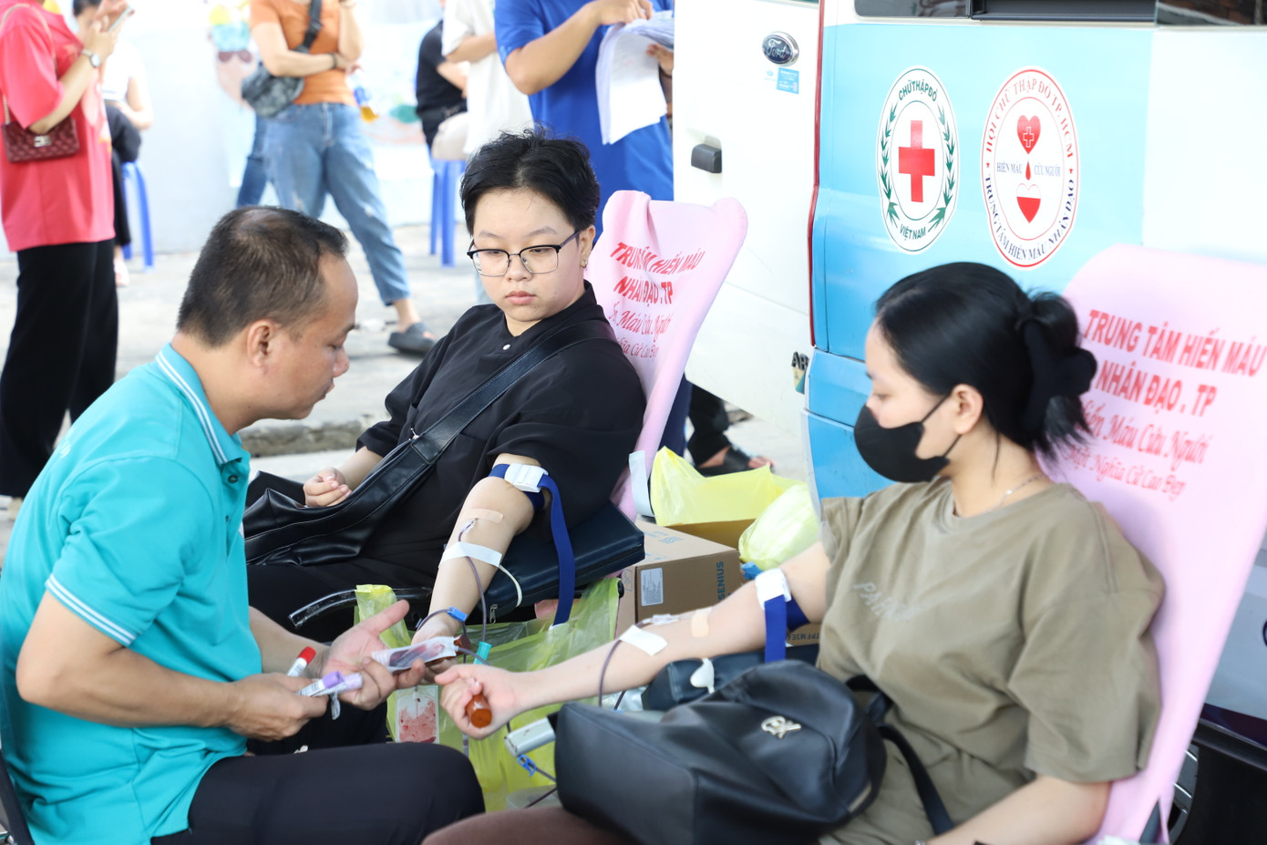 Cùng trao đi giọt máu góp phần cứu chữa người bệnh lúc cấp bách. Cùng trao đi giọt máu góp phần cứu chữa người bệnh lúc cấp bách.